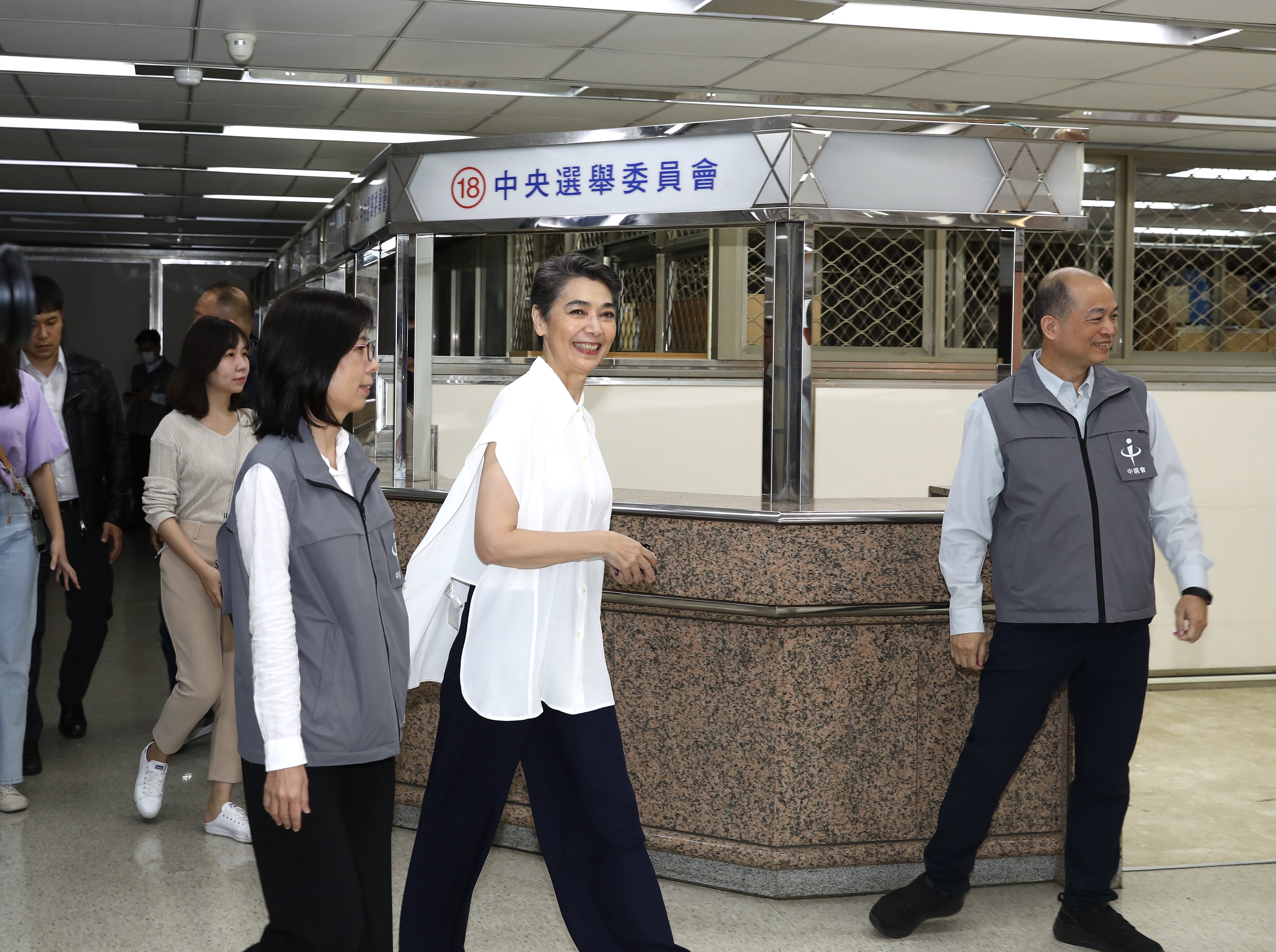 郭台銘副手搭檔賴佩霞今（22日）前往中選會領表，但未正面回應要不要登記參選。