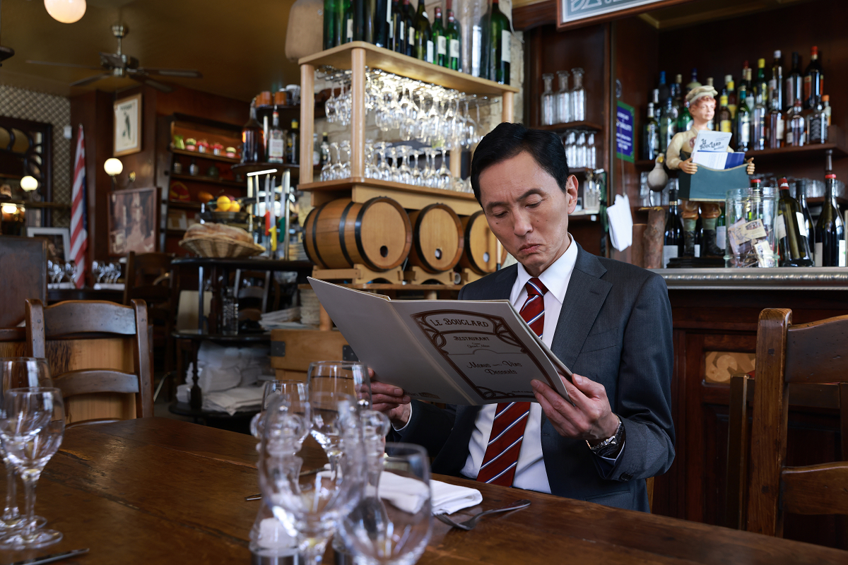 松重豐主演《電影版孤獨的美食家》前進法國拍攝，他飾演的五郎走進法國家庭餐廳品嘗當地美食。（采昌國際多媒體提供）