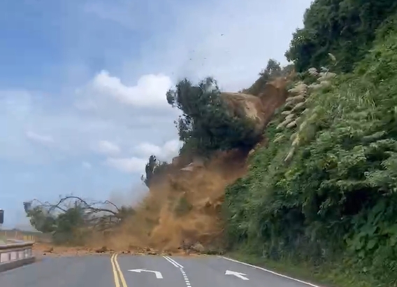 基隆市潮境公園入口處平浪橋旁山坡，今下午2時突然大規模崩塌。（讀者提供）