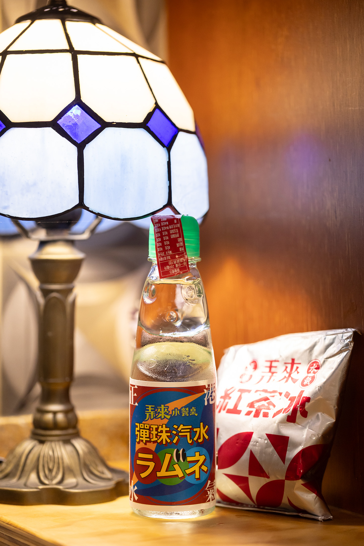 餐廳飲品「紅茶包」（30元／包）與「彈珠汽水」（49元／瓶）的設計靈感，來自學校福利社販賣的包裝。