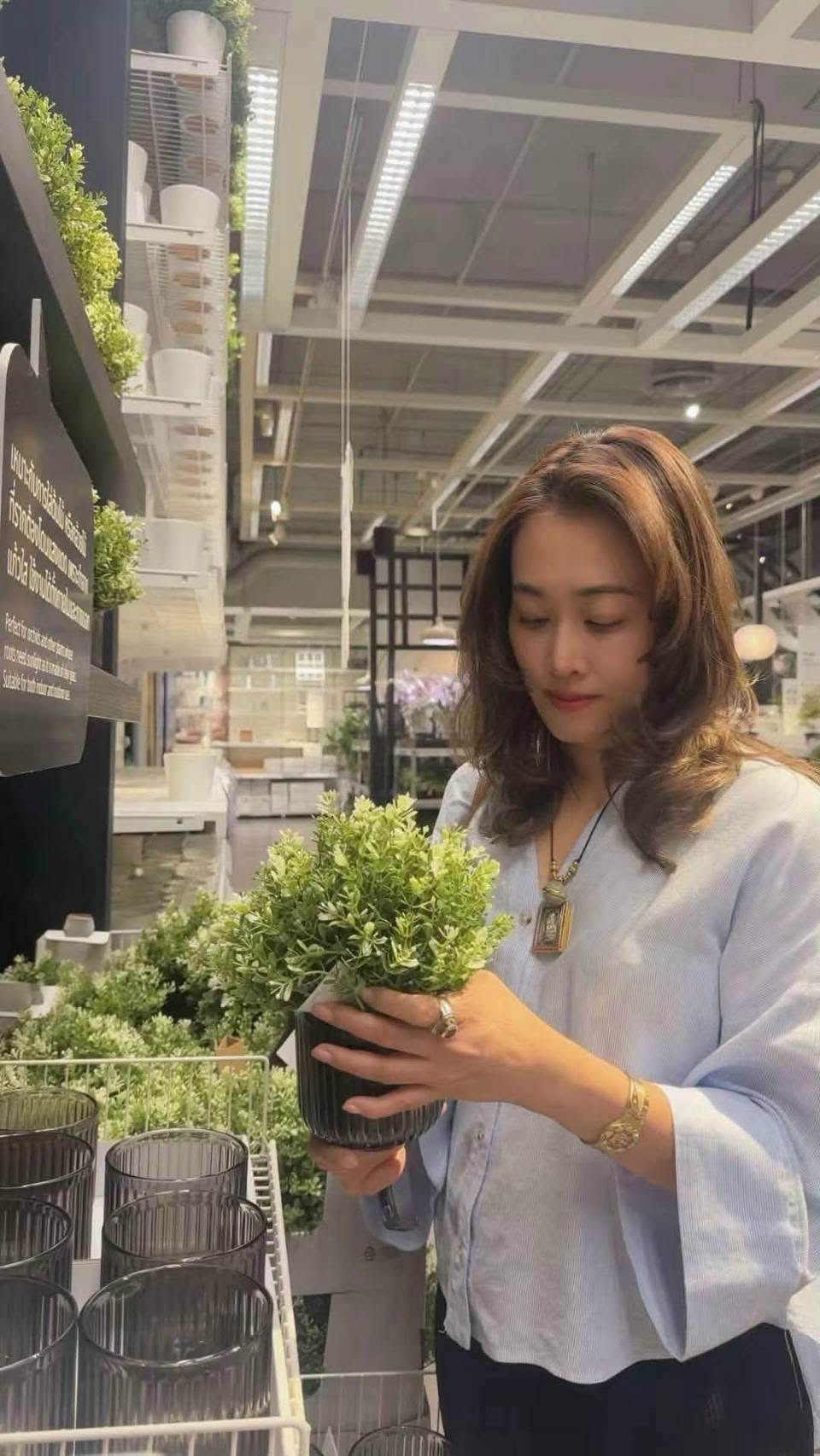 愛姐憑藉出眾美貌與姣好身材入選學校啦啦隊,是校園內備受矚目的校花級風雲人物。(翻攝畫面)