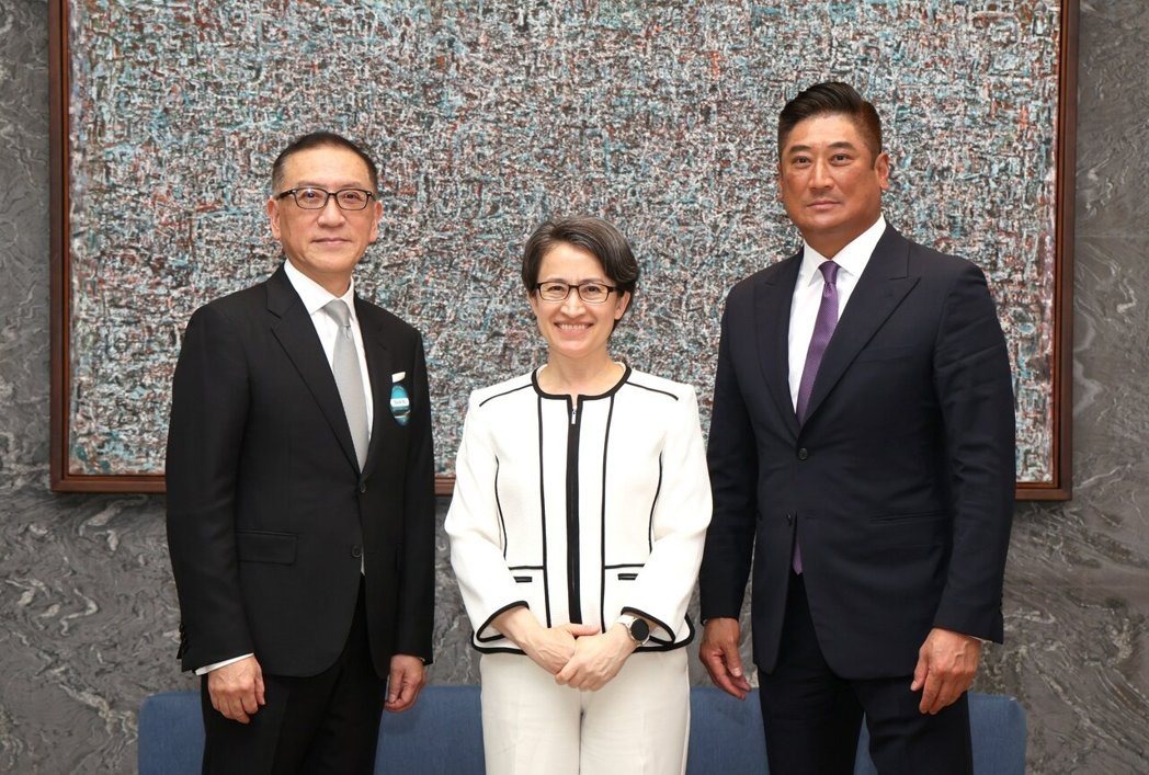 辜仲諒(右起)、蕭美琴、吳一揆出席中國信託駐台使節晚宴。(中信金提供)