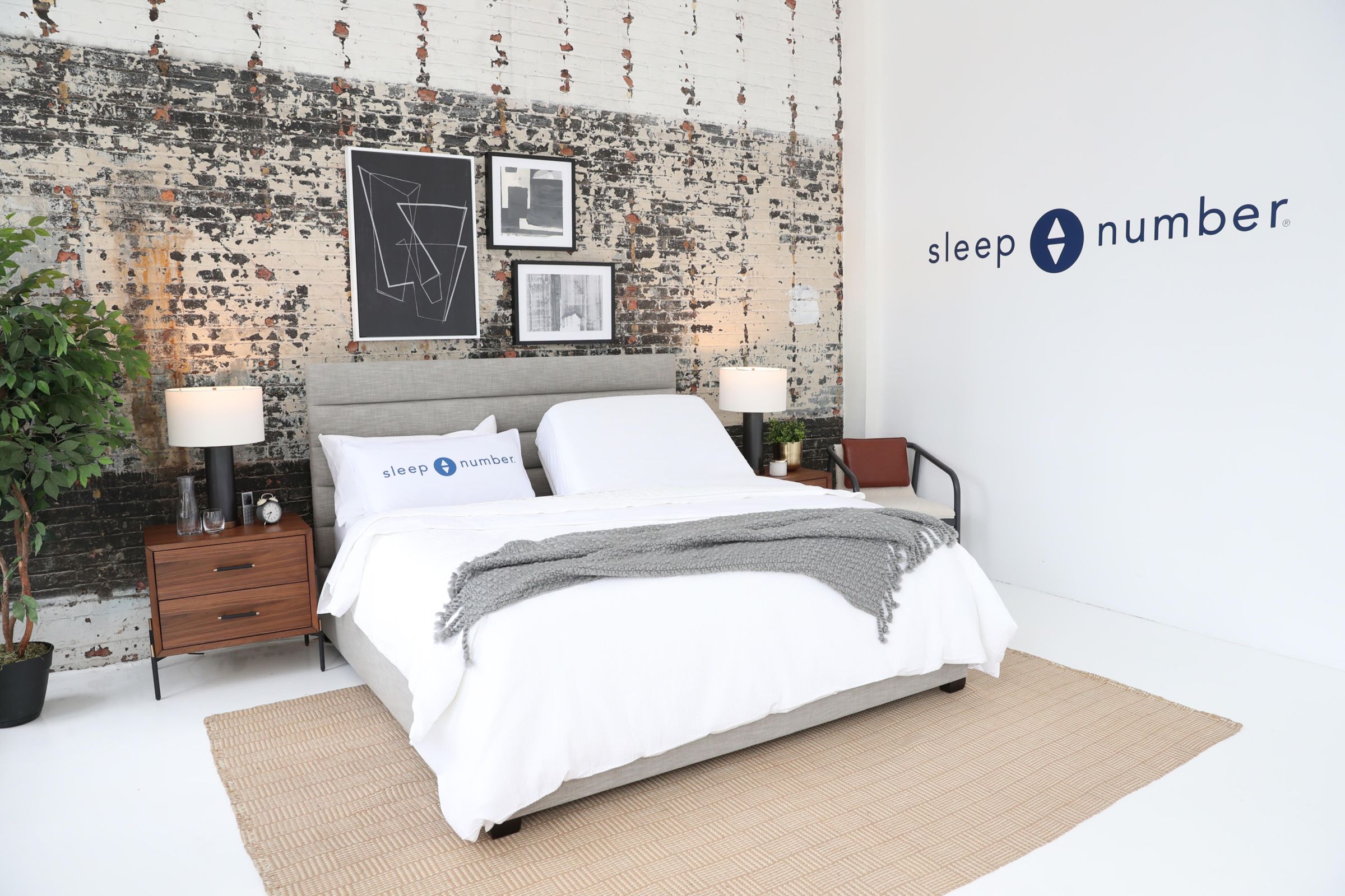 美國一名婦人因Sleep Number電動床自動下降,受困床墊與牆壁間長達48小時致死。(翻攝X @TheShadeRoom)
