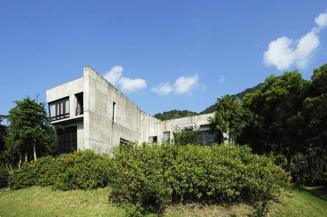 陳冠華利用花東特有的山、海、光線，建構出來的特色小宅，景色美麗。（陳冠華提供）