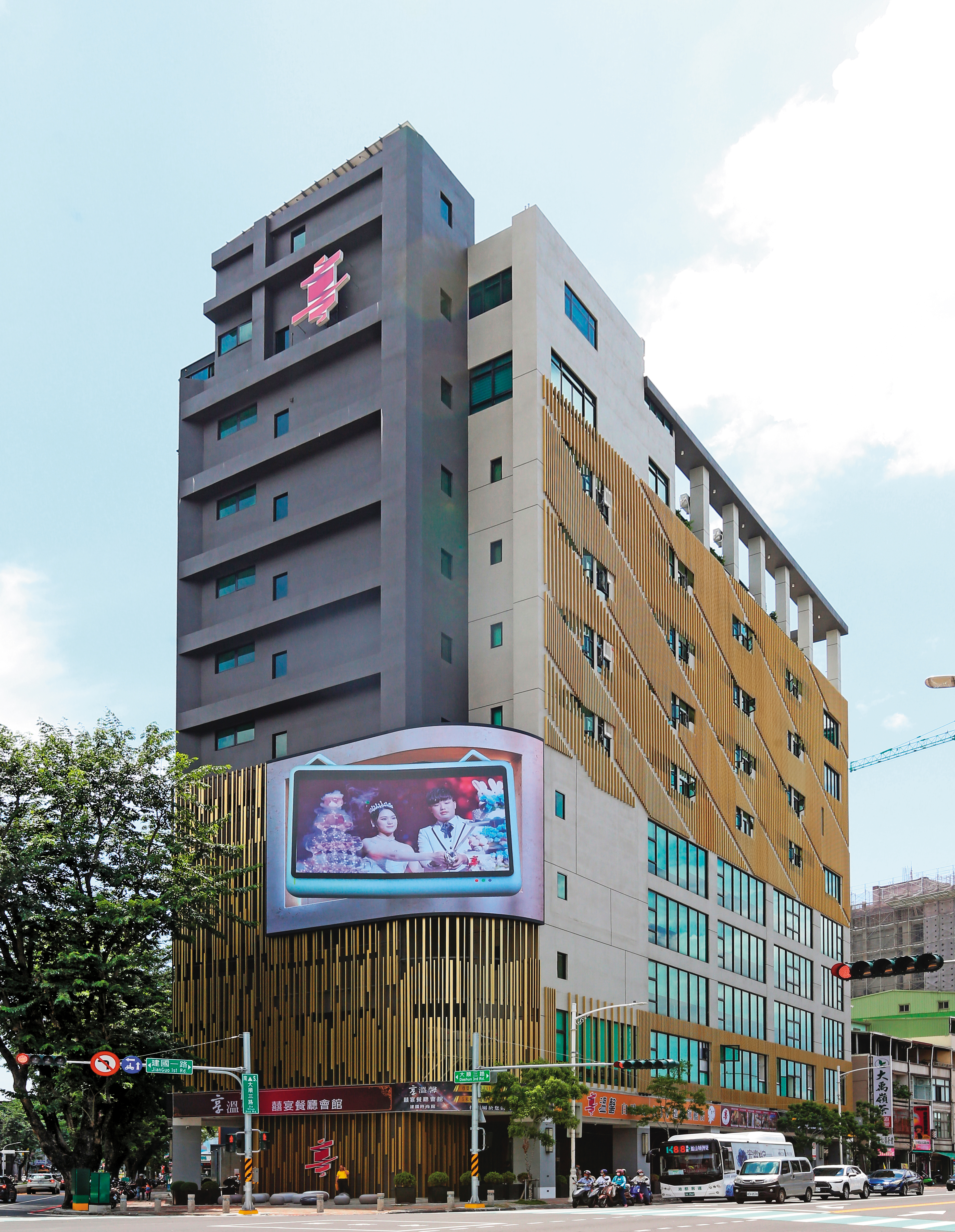 高雄苓雅區建國店是享溫馨旗艦店，空間挑高明亮是一大特色。