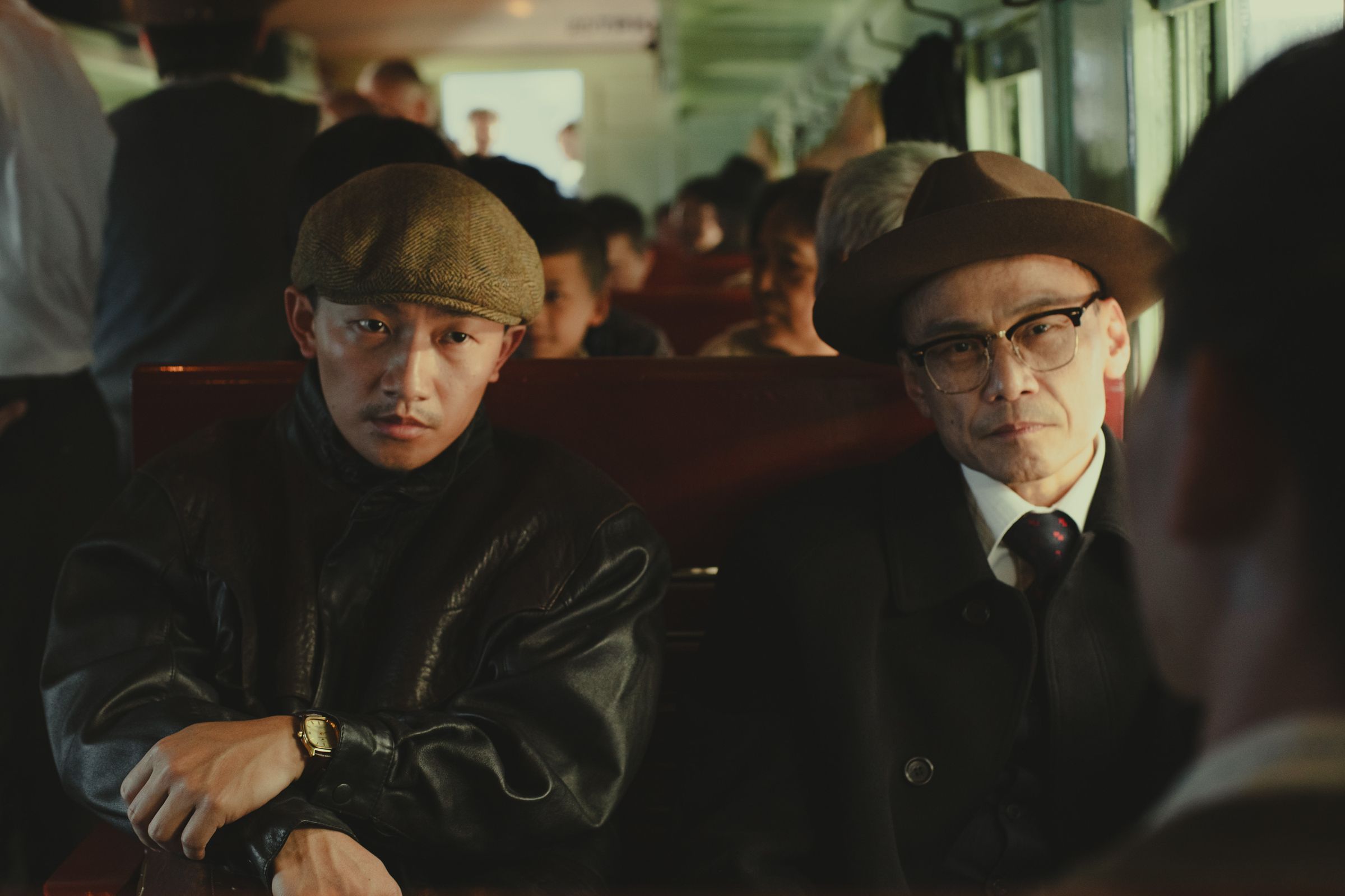 《大濛》上映兩週票房再創新高,除了賺人熱淚的劇情,「特務組」陳以文(右)和蔡昌憲(左)也引起許多討論。(華文創提供)