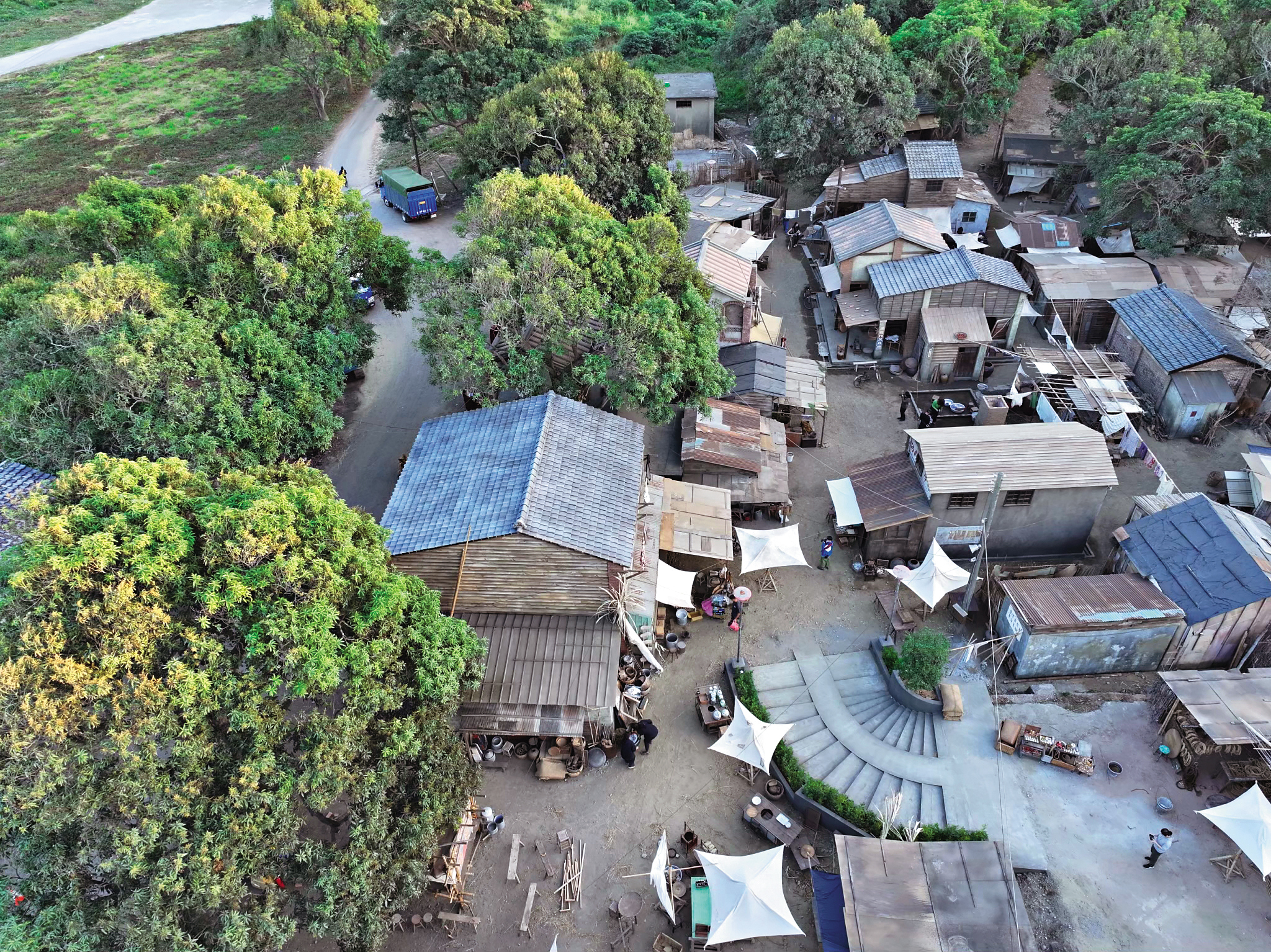 從台南鹽水「岸內影視基地」空拍照,可見搭建的各種房舍與市街樣貌。(華文創提供)
