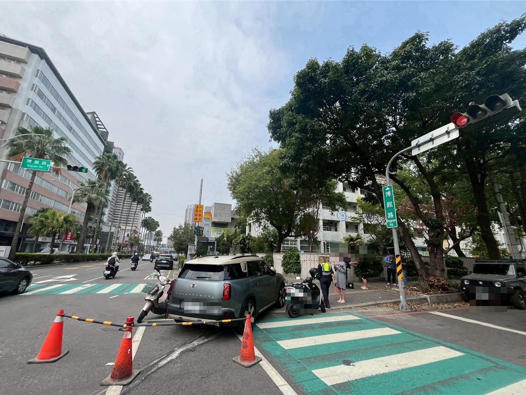 一輛MINI車款自小客，今日上午衝進機車待轉區，造成5人受傷，警方到場酒測，駕駛酒測值0，肇事原因待釐清。（翻攝畫面）