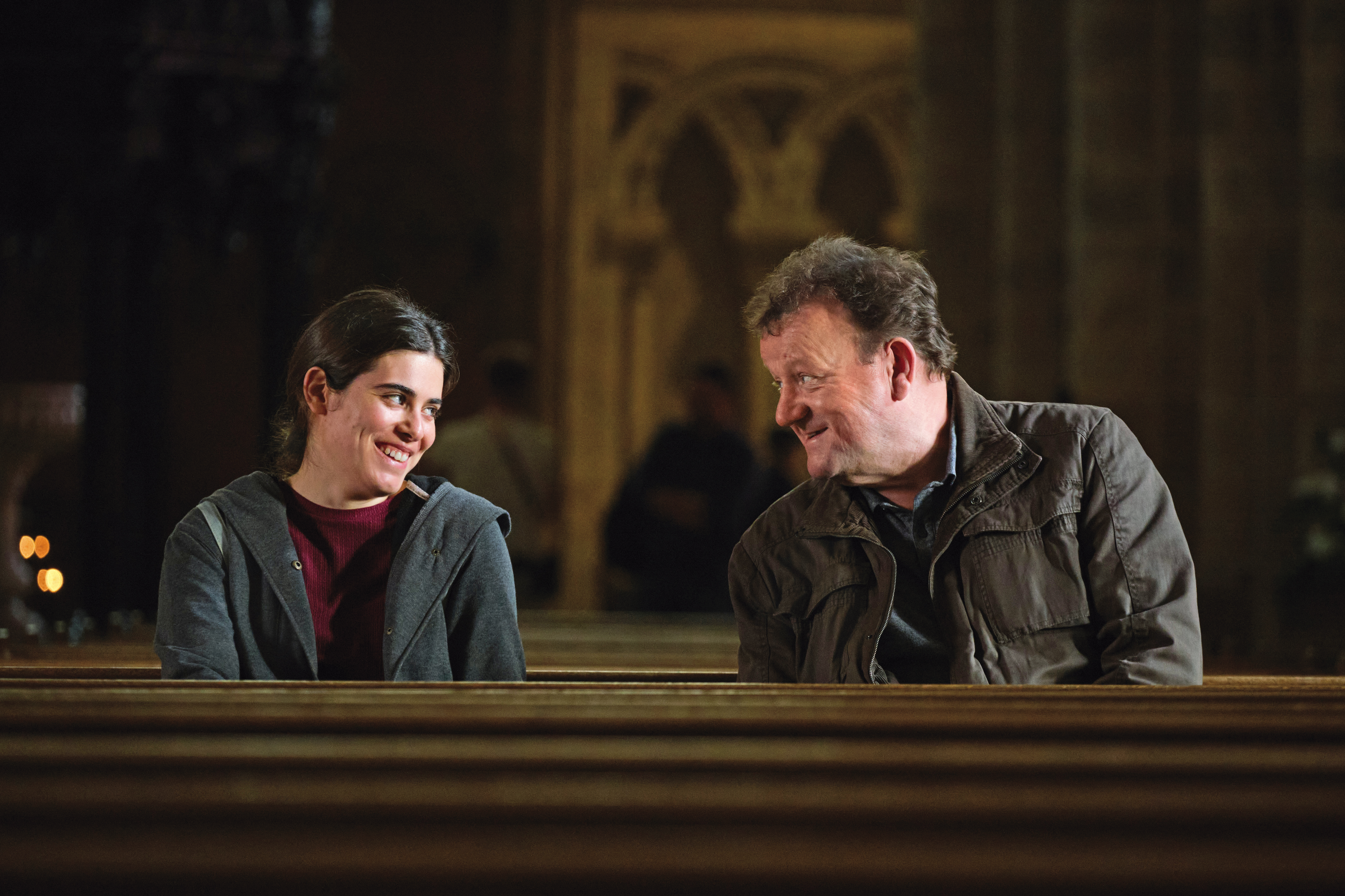 敘利亞難民無預警下來到沒落的凋零小鎮安置，在此他們飽受歧視，只有酒館老闆接受他們。（捷節電影）