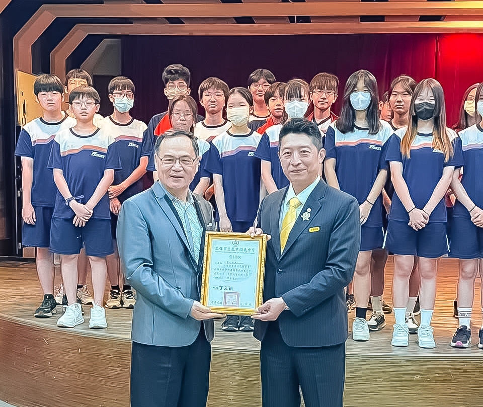 由鳳甲國中校長丁文祺（圖左）代表致贈感謝狀，由永慶不動產暨永義房屋高雄區榮譽會長葉誌螢（圖右）代表受贈。