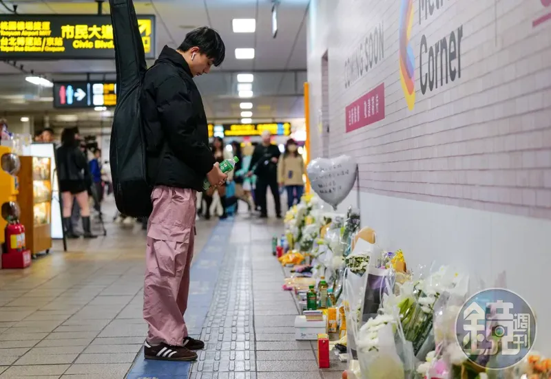 圖為民眾低頭悼念英雄余家昶畫面。