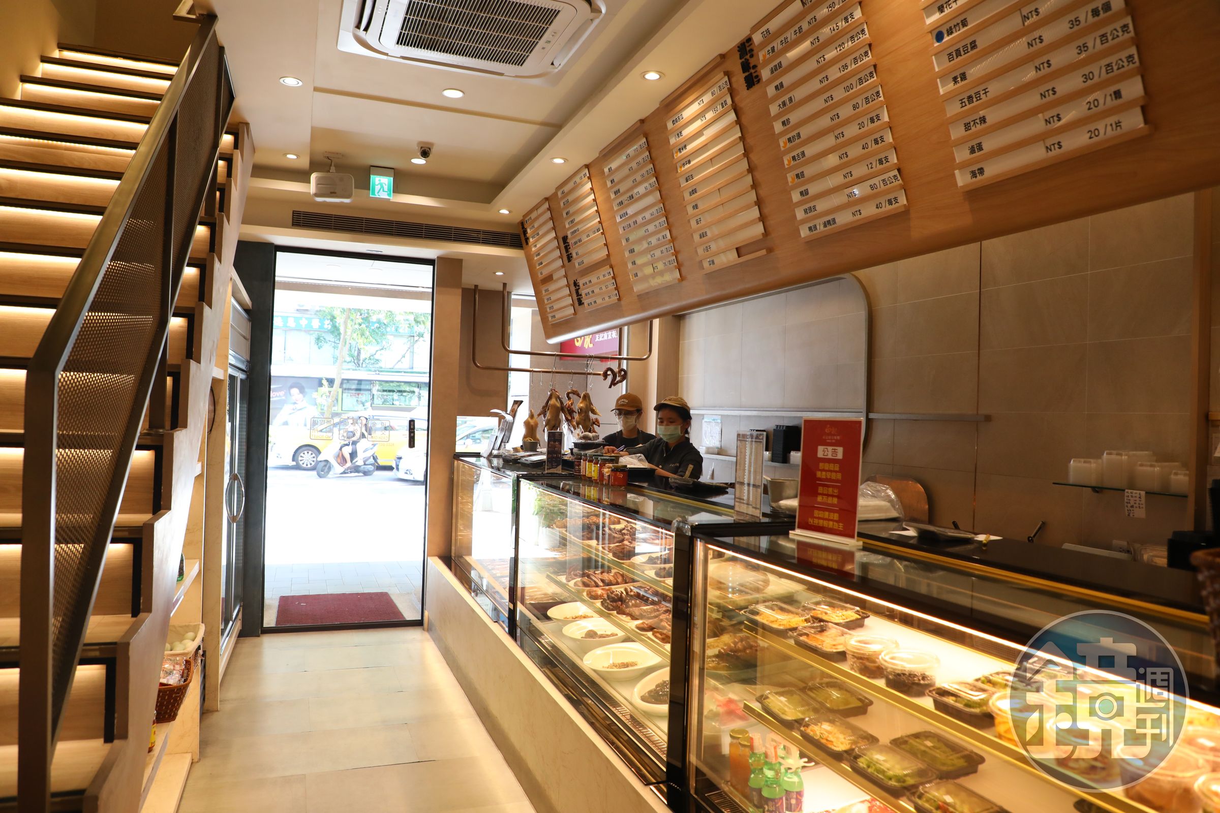 店頭燈光明亮、窗明几淨，雖是老店卻有迎向新世代的朝氣。