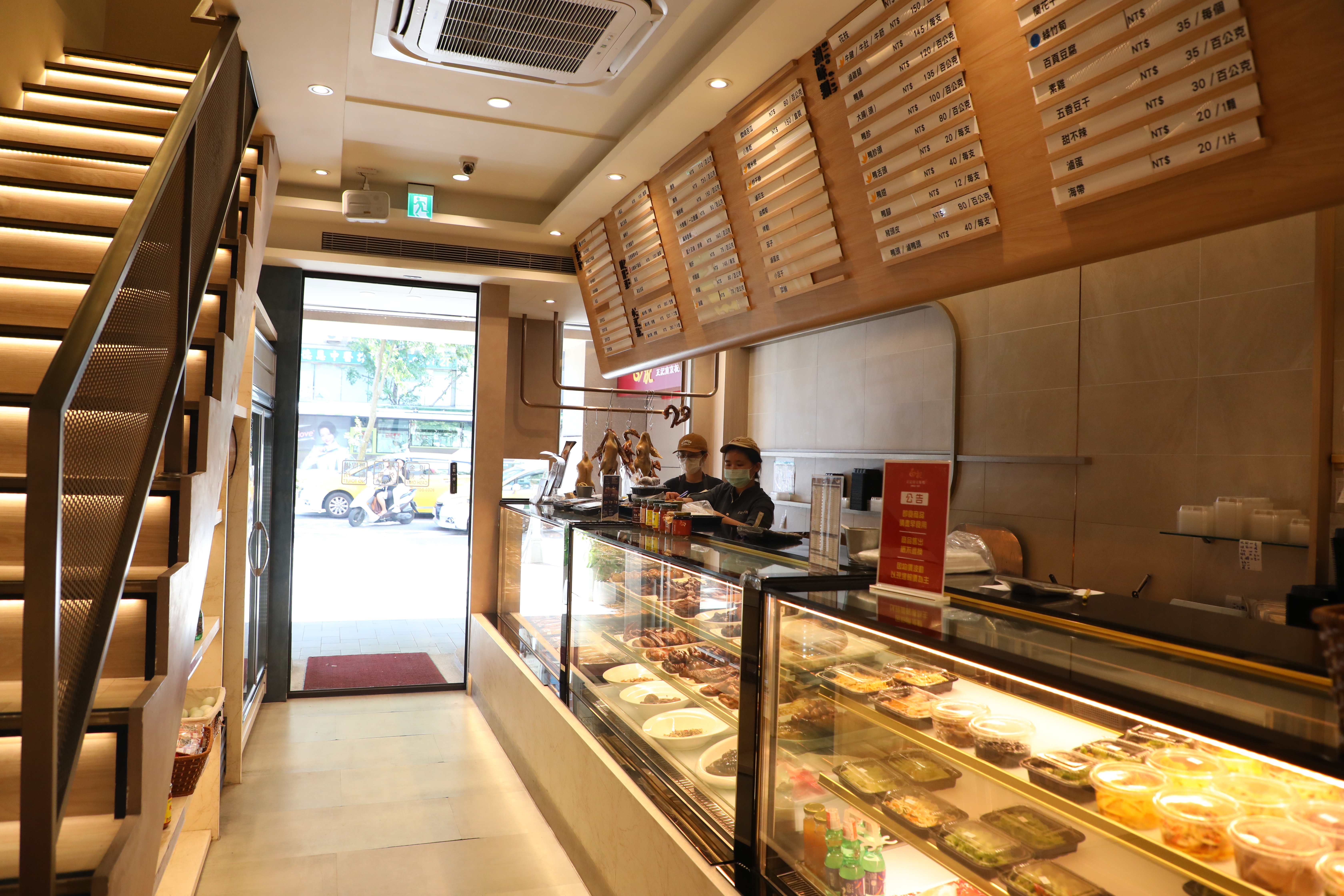 店頭燈光明亮、窗明几淨,雖是老店卻有迎向新世代的朝氣。