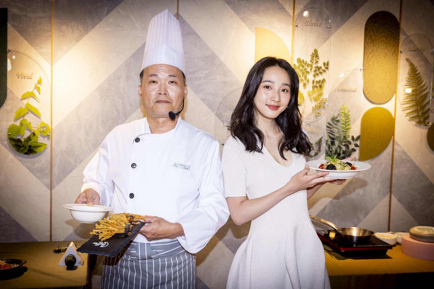 演員李沐（右）攜手行政主廚莊委章（左）上菜，創意呈現蔬食料理：《金桔剝皮椒香櫛瓜麵》和《金針酥扇》《菊花豆腐》。（攝影組）