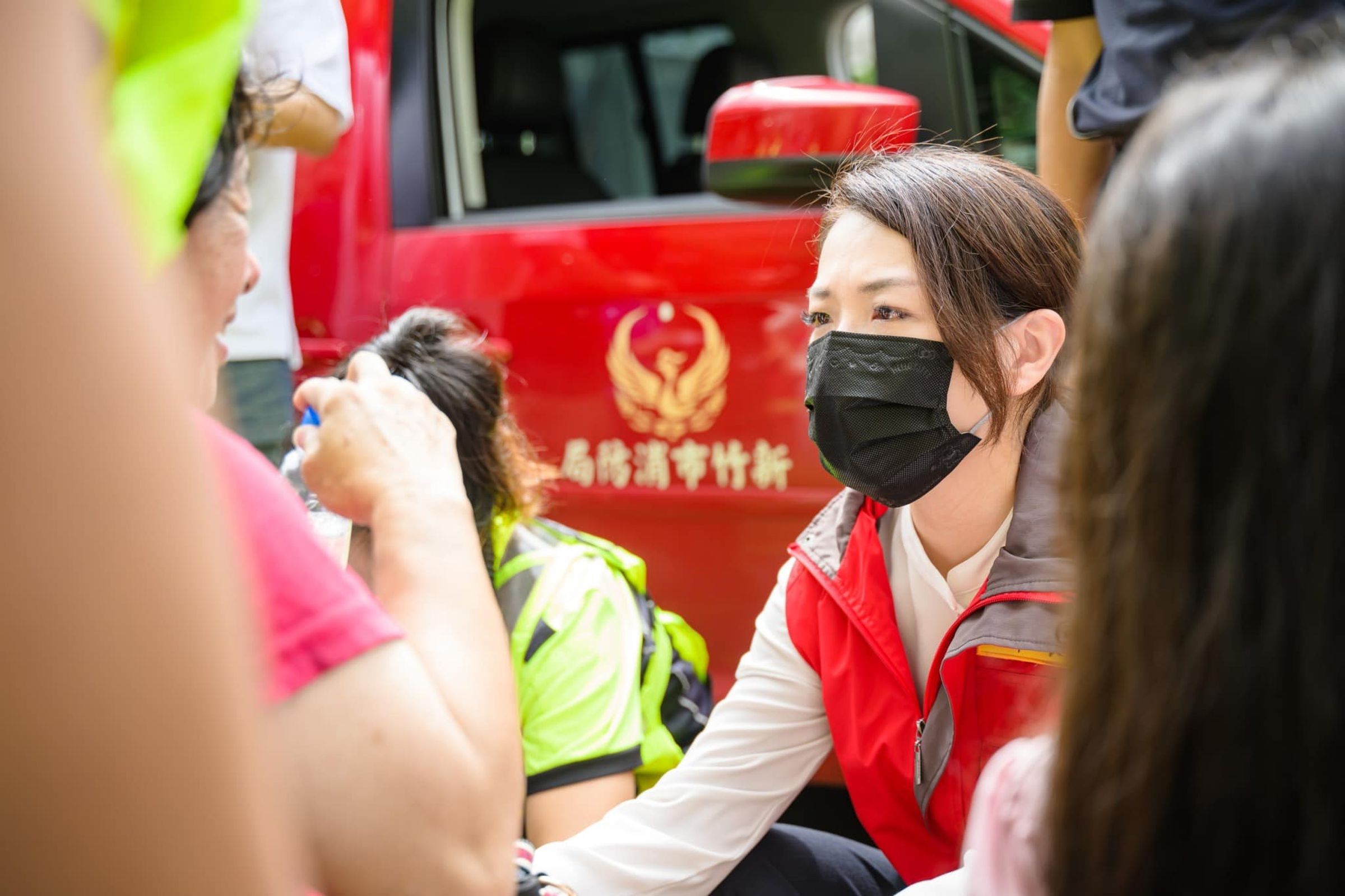新竹市東區晴空匯社區大樓26日晚間發生火警,市長高虹安到現場關心住戶。(翻攝自高虹安臉書)