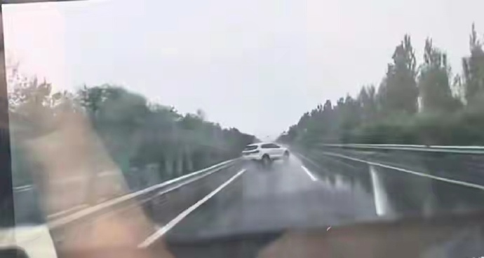 一輛白色轎車在高速公路上打滑，發生嚴重車禍。（翻攝自微博）