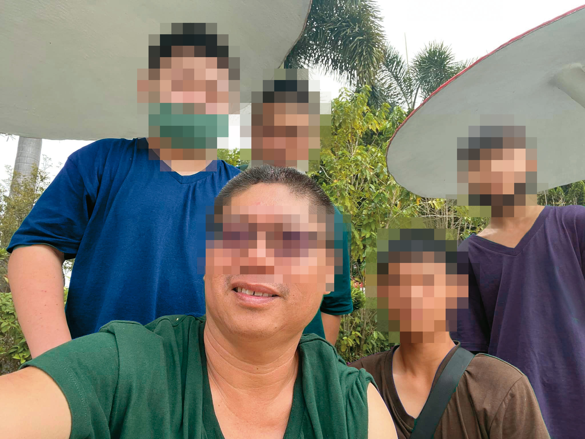 莊姓乩童（前左）以神明代言人自居，卻涉嫌性侵、猥褻超過30名青少年。圖非當事人，已變裝變色處理。（翻攝莊男臉書）