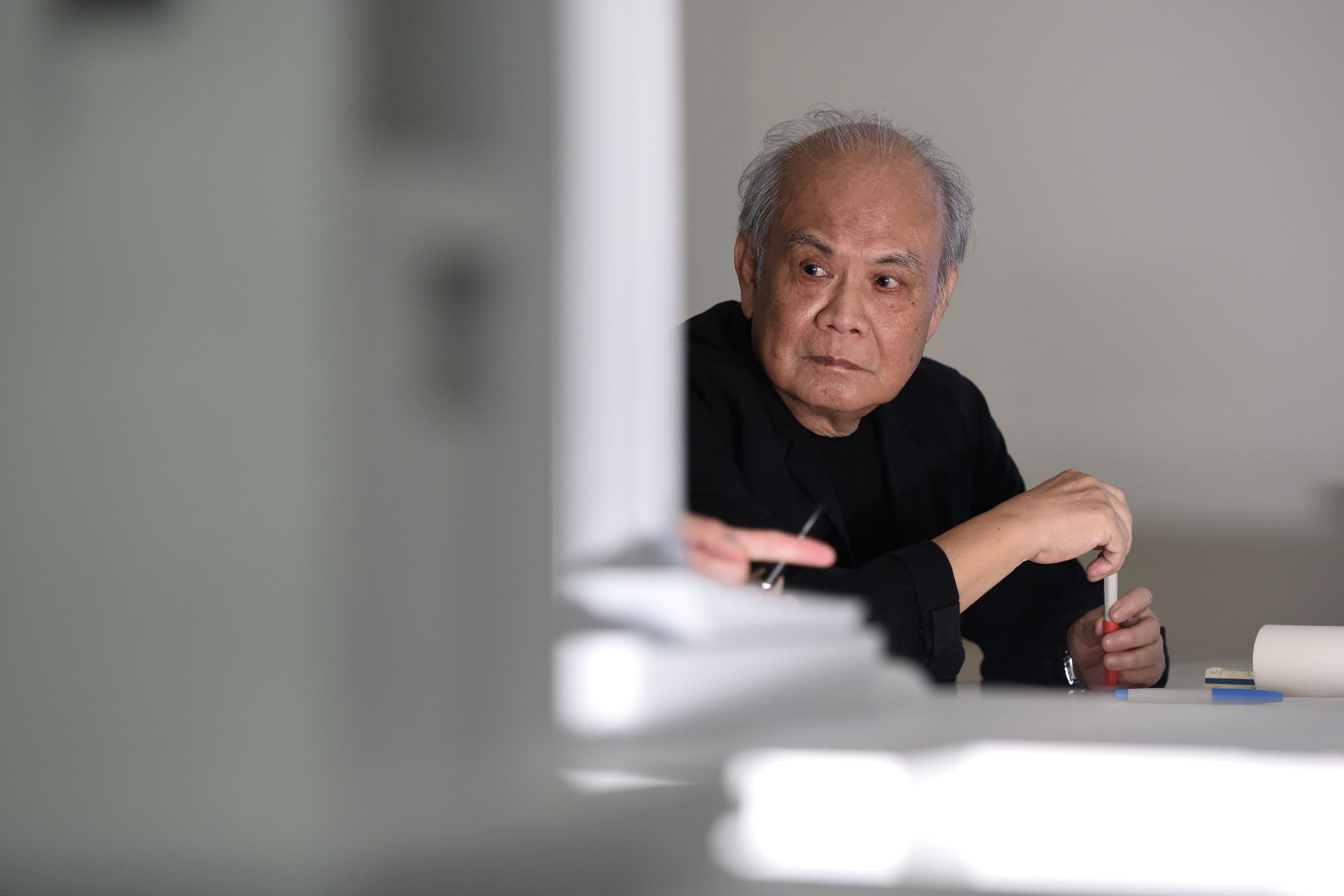 設計「台北101大樓」、「宏國大樓」等話題建築的建築師李祖原接受紀錄片訪問。（十月影視提供）