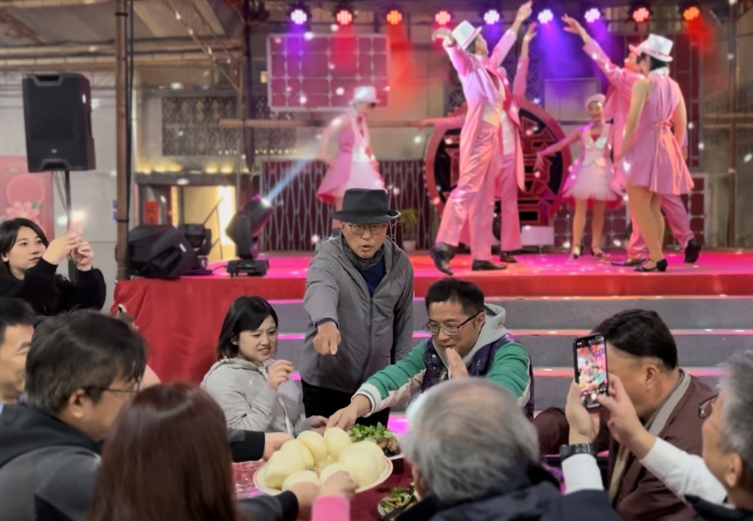 《一村喜事》最終場,王偉忠沿桌敬酒,不忘提醒大家喝酒不開車。(金星文創提供)