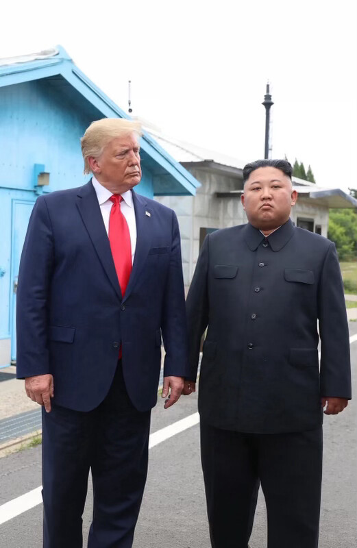 川普近日發文秀過去合照,稱雖然這樣照片看起來2人不太友好,但其實他們很多照片都有一起微笑,「我和他相處非常好」。(翻攝Truthsocial@realDonaldTrump)