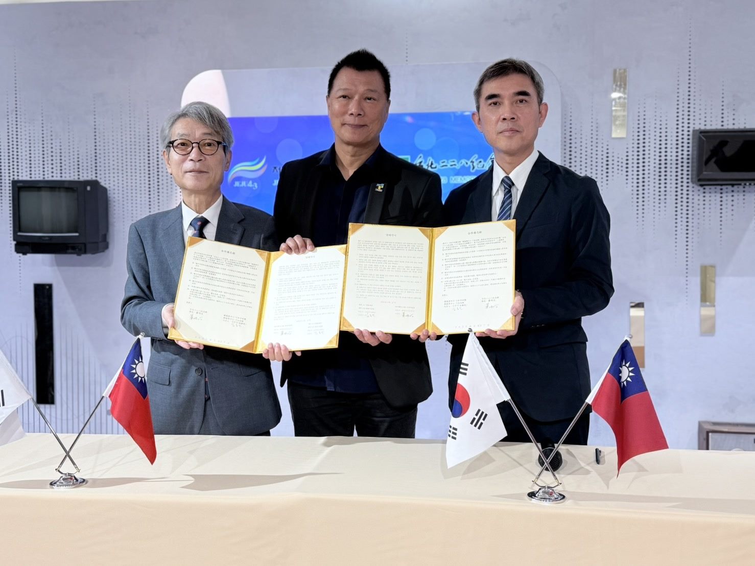 在蔡詩萍的見證下，於台北228紀念館和韓國濟州4.3和平紀念館簽署合作備忘錄。（台北市文化局提供）