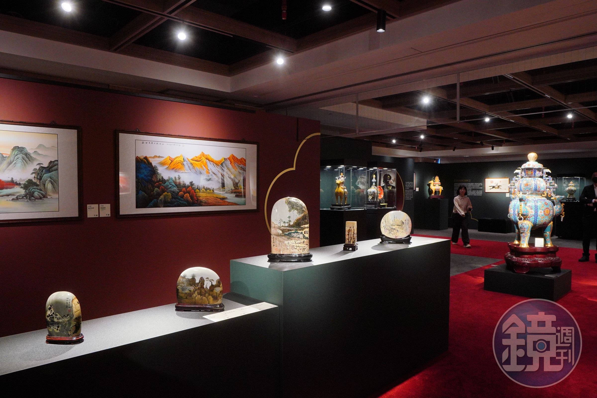 東森藏寶閣首場藝術展,有工藝大師劉永森的景泰藍作品,和漏痕畫派余作賦的畫作。