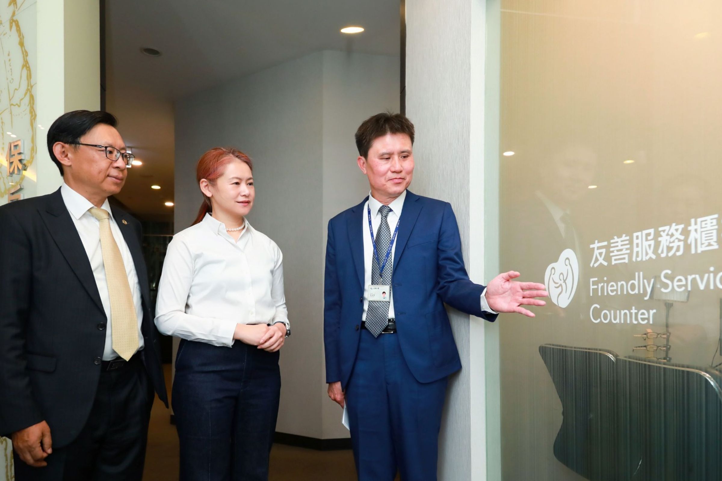 全球人壽各分公司皆設有友善服務專屬櫃檯，嘉惠任何有需要的客戶，將「公平待客」視為企業文化核心，形塑自上而下「以客為尊、待客如己」的服務精神，圖中為全球人壽董事長林文惠、左為全球人壽總經理馬君碩。