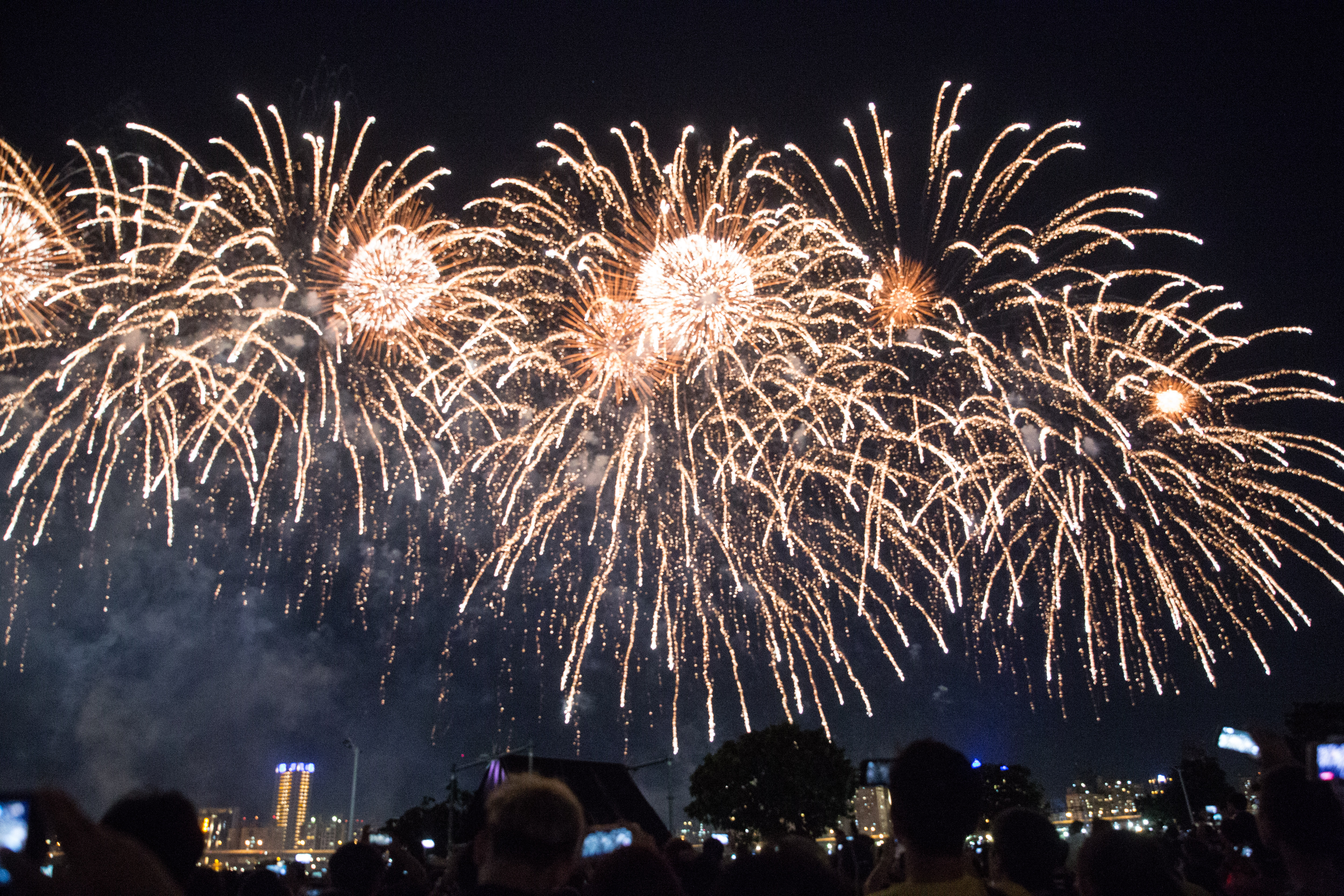 今年大稻埕煙火將於17日連續3週登場。（本刊資料照）