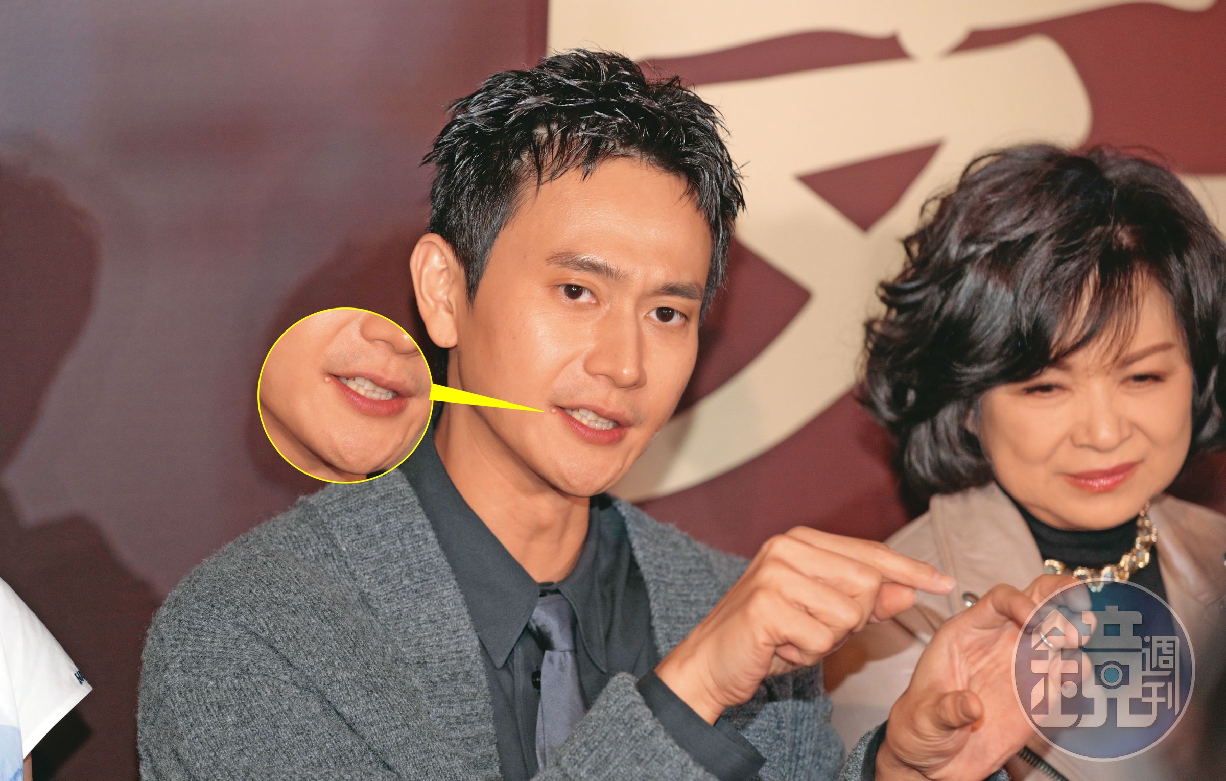 劉冠廷(左)不僅嘴角那顆痘搶戲,就連手勢也很有戲,是想表達什麼呢?右為楊貴媚。