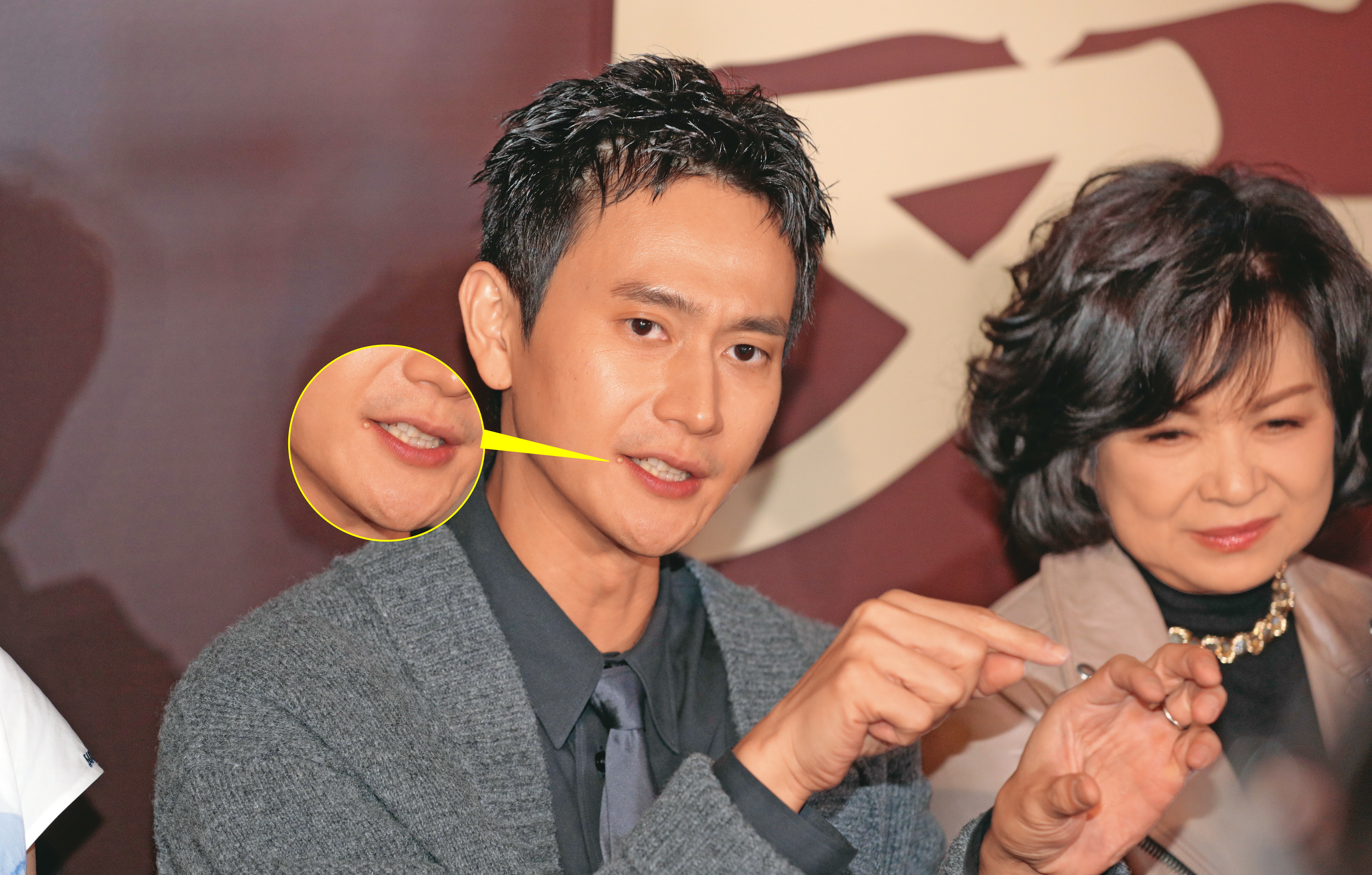 劉冠廷(左)不僅嘴角那顆痘搶戲,就連手勢也很有戲,是想表達什麼呢?右為楊貴媚。
