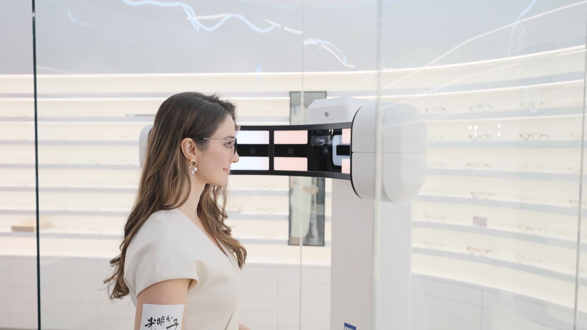 蔡司優視力旗艦店,位於店面一樓中央的蔡司3D中心定位儀VISUFIT 1000,只需約90秒就能量測出詳盡的個人化配戴參數。