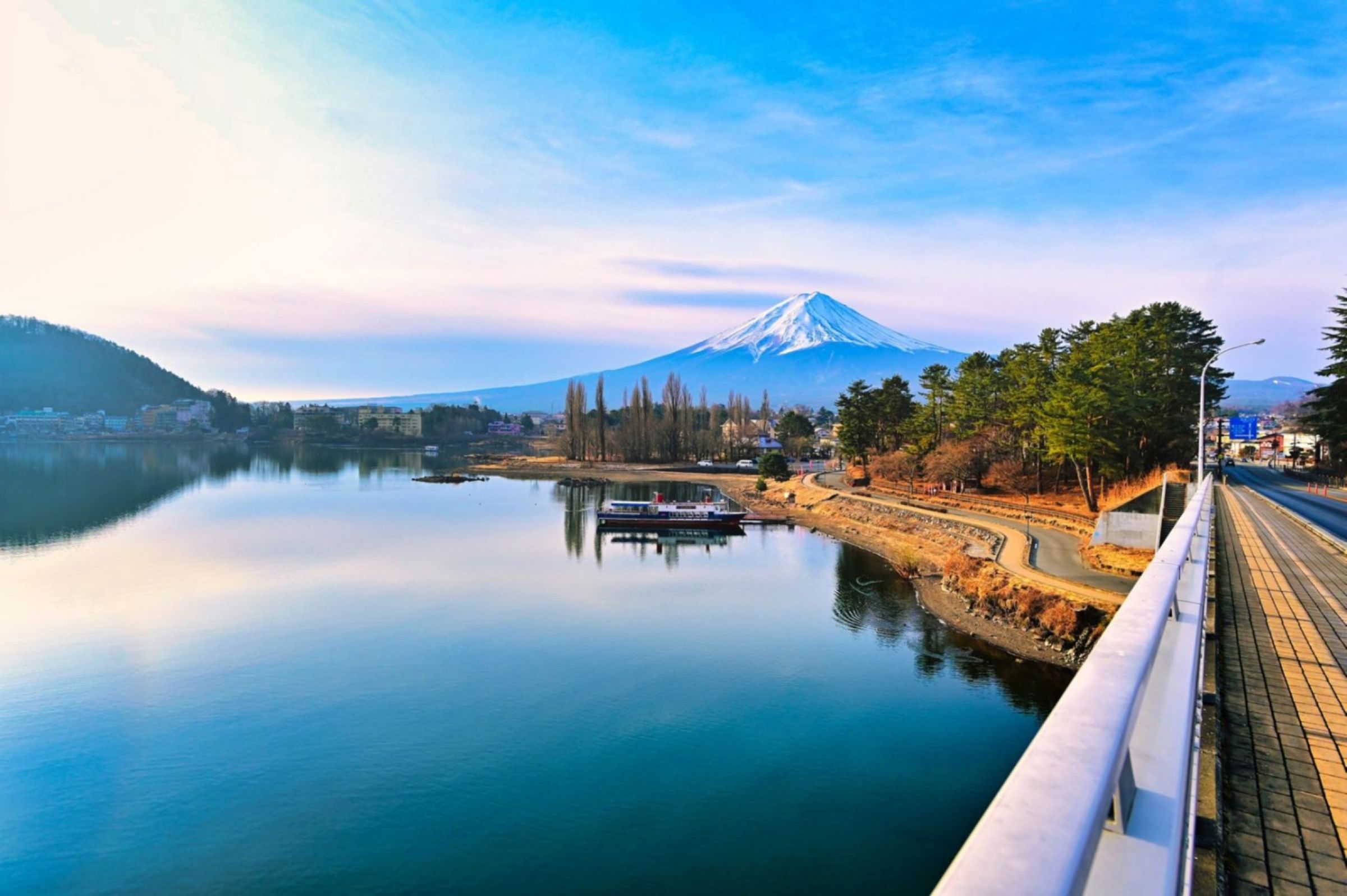 樂天旅遊推薦的旅宿中，可以從「富士五湖」之一的河口湖眺望富士山美景。（樂天旅遊提供）