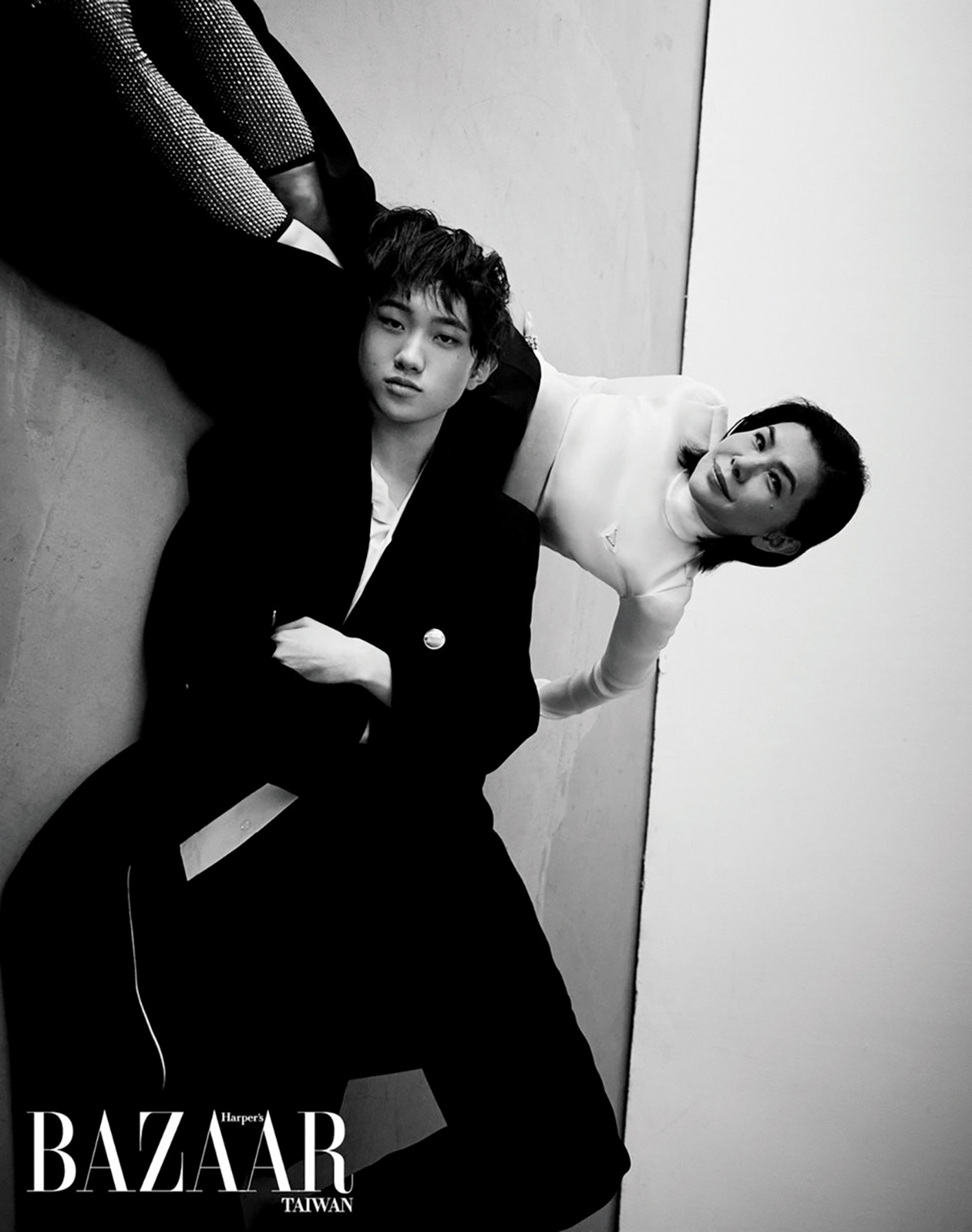 Nathan（左）曾和張清芳（右）登上時尚雜誌，堪稱星二代隱藏版績優股。（翻攝自《HARPER'S BAZAAR》）