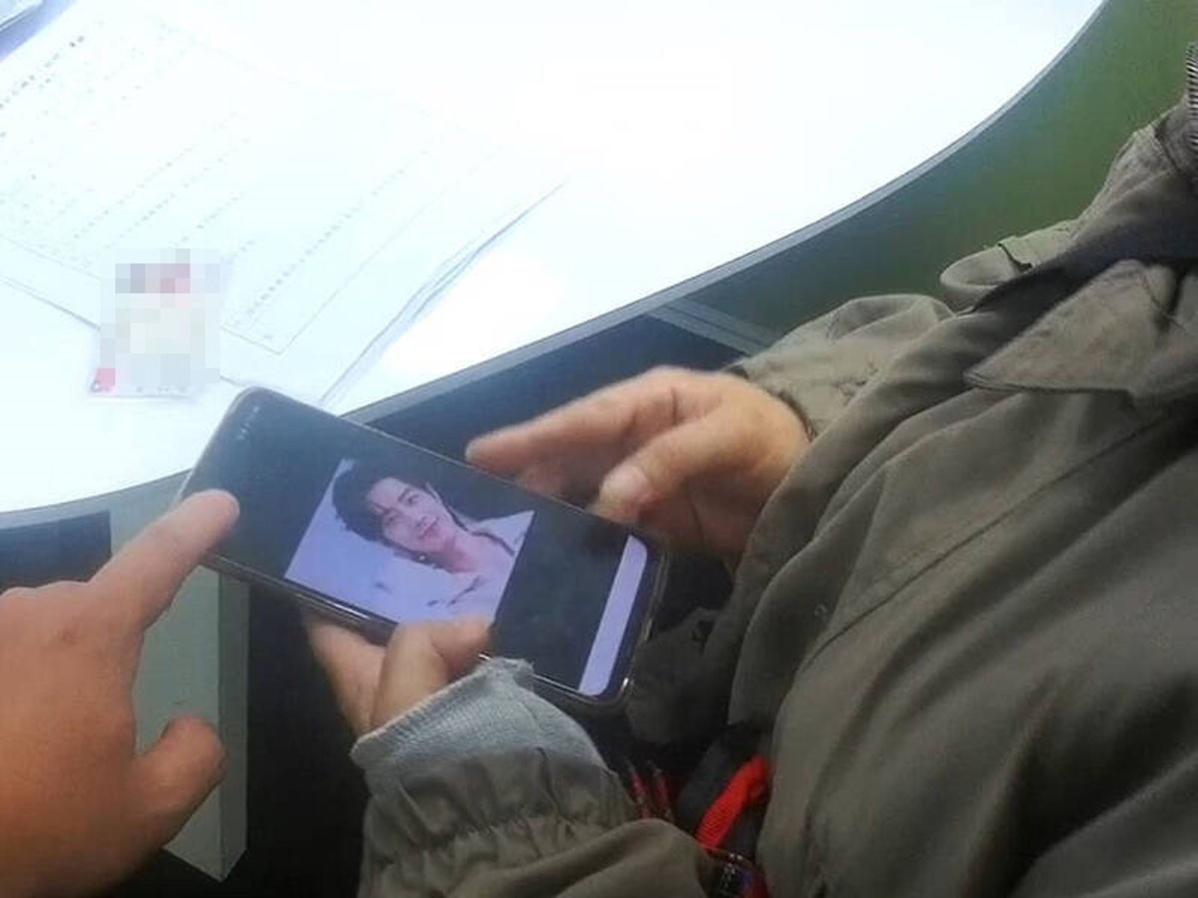 陳女拿出LINE,告訴員警,正與中國男星肖戰熱戀中,對方要向她借款250萬元。(翻攝畫面)
