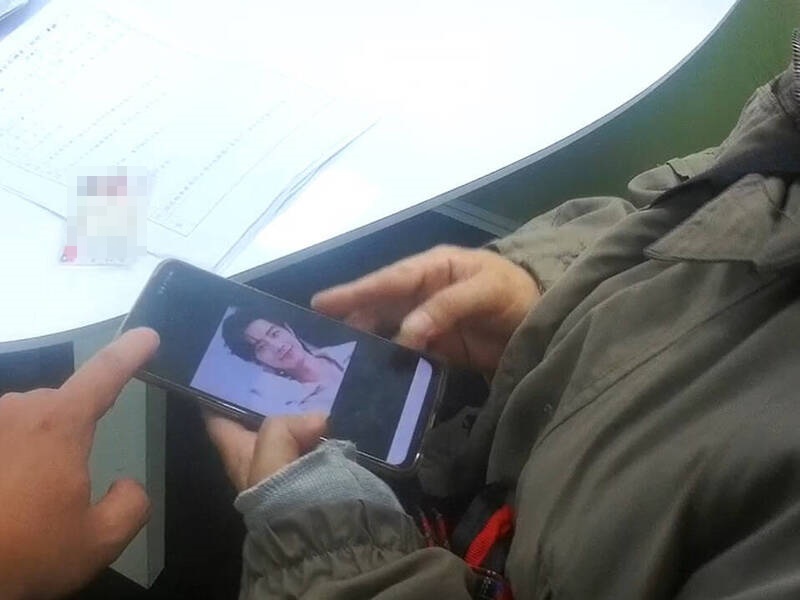 陳女拿出LINE，告訴員警，正與中國男星肖戰熱戀中，對方要向她借款250萬元。（翻攝畫面）