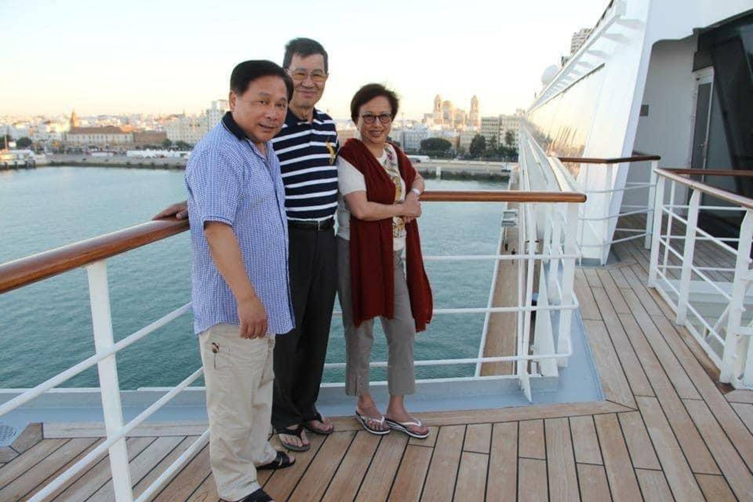 蔡國安自稱與國民黨前副總統蕭萬長夫婦熟識,以合照取信被害人後違法吸金37億遭判14年2月。(翻攝自蔡國安臉書)