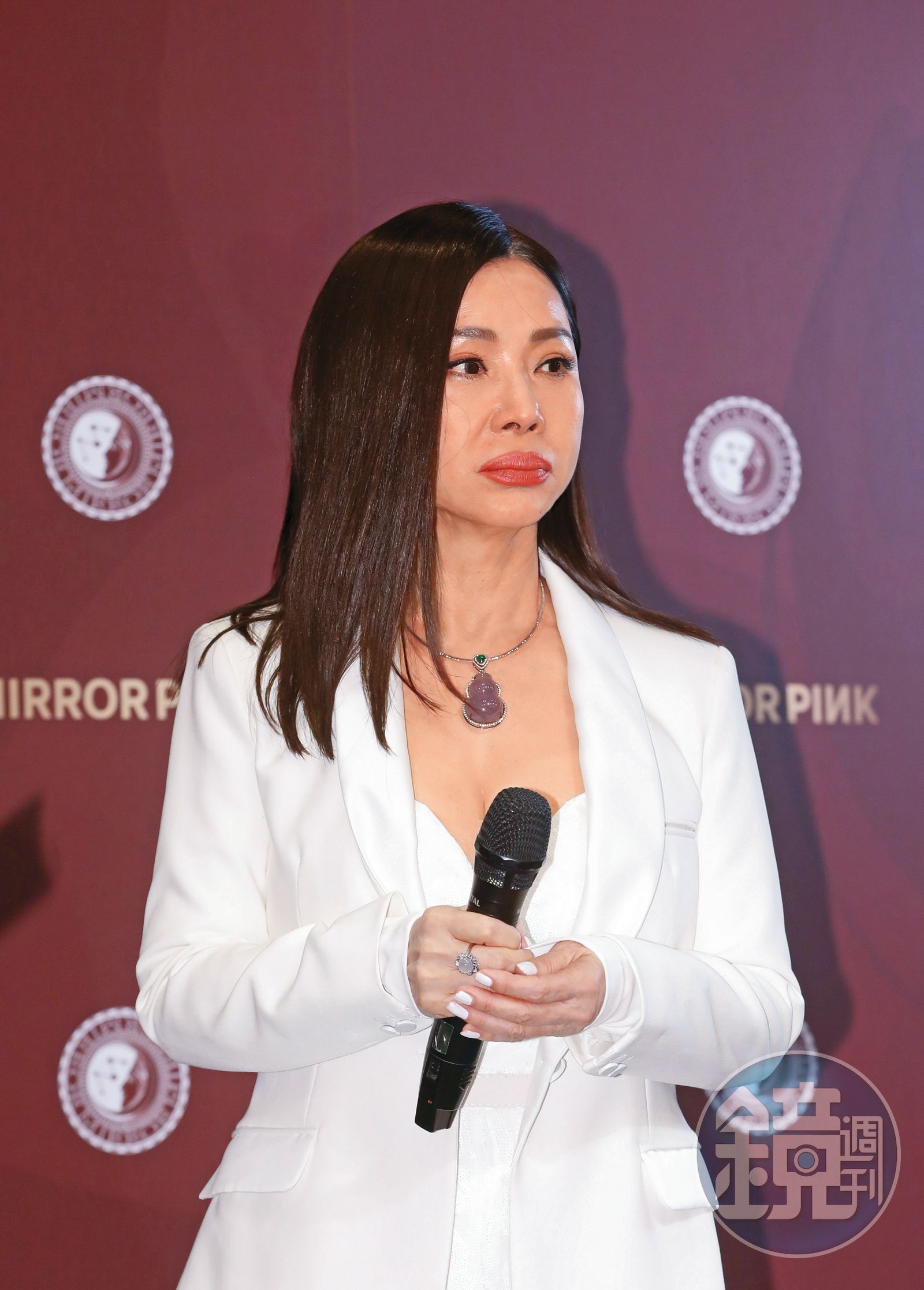 美鳳姐是吃了多少小蝦米才會腫成醬呢?(托腮沉思)這是重點嗎?黑歷史還不快給我燒毀~