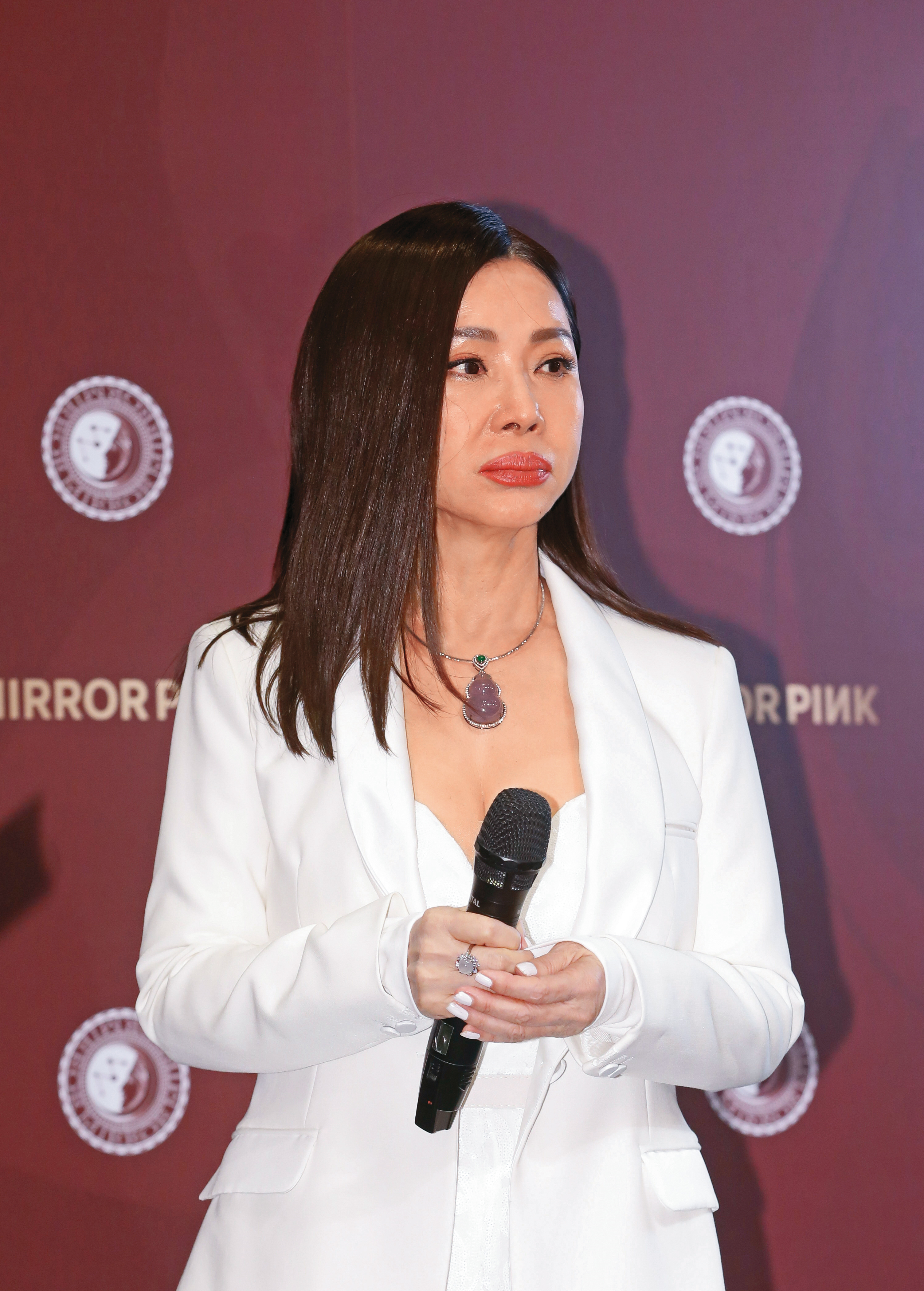 美鳳姐是吃了多少小蝦米才會腫成醬呢？（托腮沉思）這是重點嗎？黑歷史還不快給我燒毀～