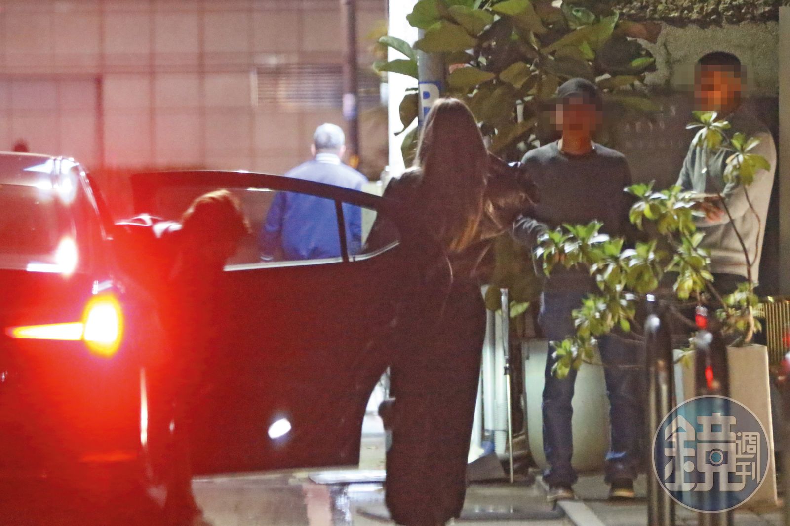 1/28 19：58 王心凌坐著多元計程車，跟吳克群先後下車，抵達台北中山北路巷內的日料餐廳