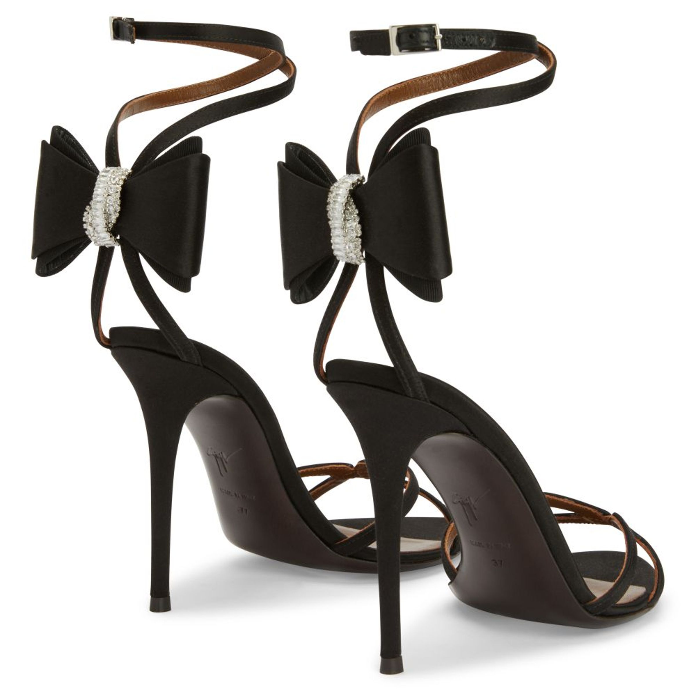 Giuseppe Zanotti Papillon Sandal黑色蝴蝶結緞面涼鞋。NT$43,800（台元提供）