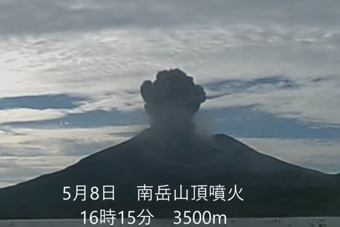 日本鹿兒島縣的櫻島火山今傍晚接連發生噴發，頻繁的火山活動讓不少當地居民感嘆「又要洗車了」。（翻攝自@mlit_osumi X）