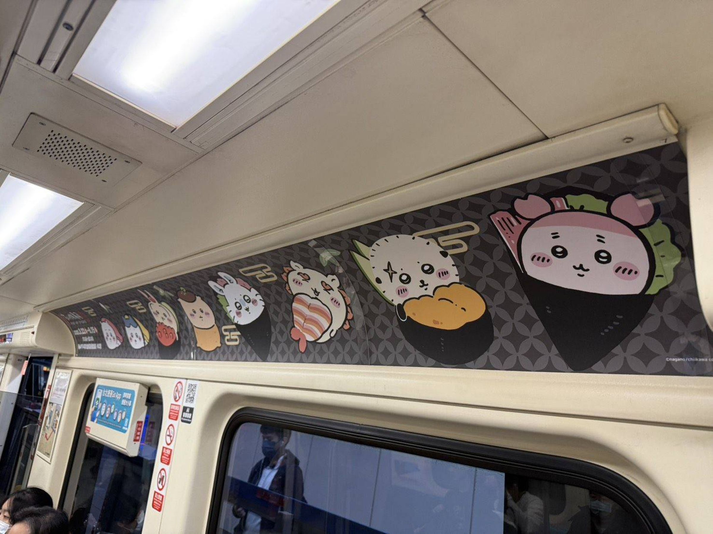 吉伊卡哇出現在板南線捷運車廂,陪伴旅客一起搭車。(北捷提供)