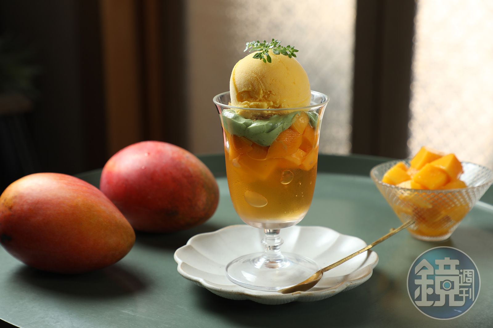 「芒果冰淇淋杯」將愛文芒果 Sherbet 結合抹茶香緹、可可脆片與包種茶凍，用豐富滋味堆疊出夏日果香。（180元／份）
