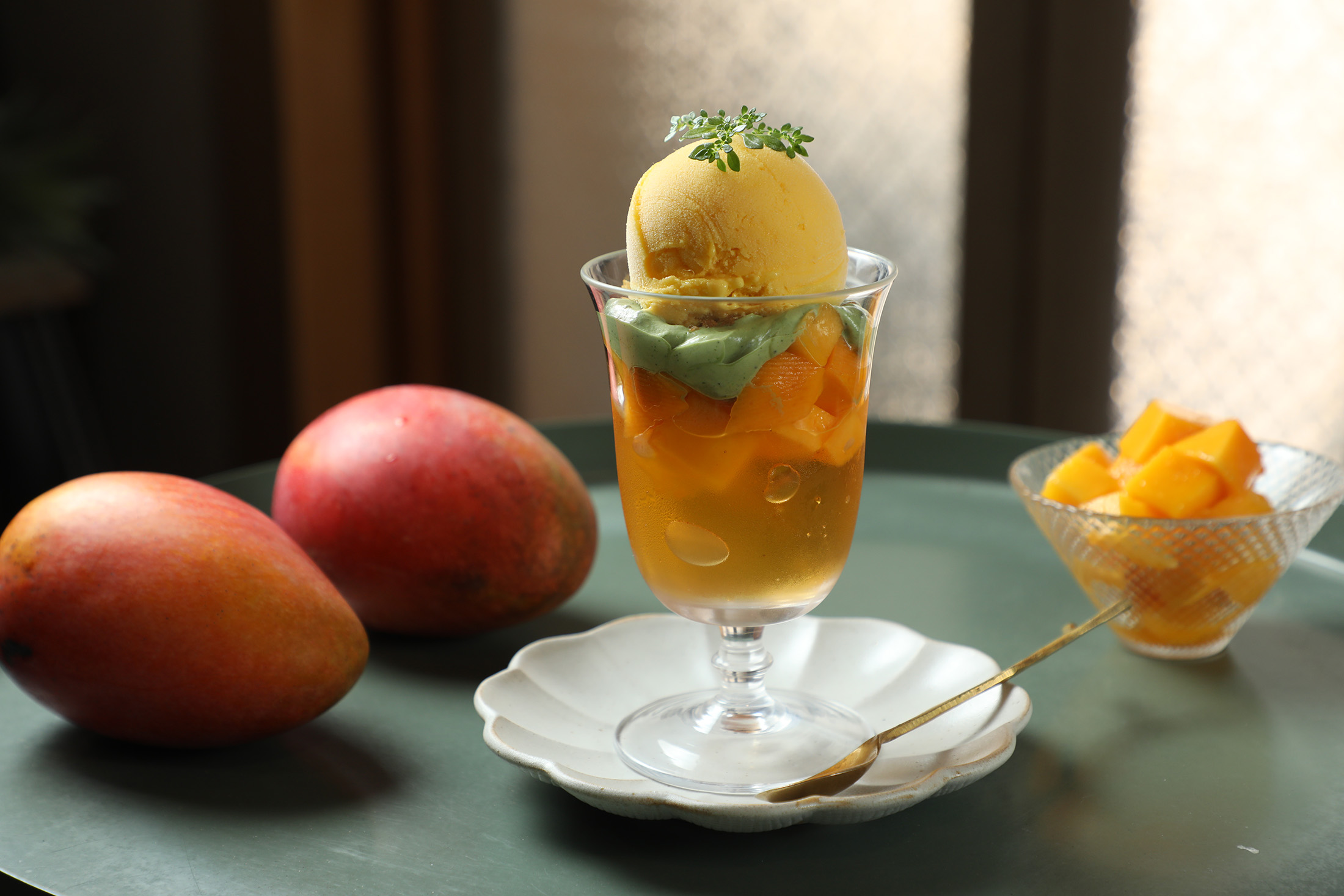 「芒果冰淇淋杯」將愛文芒果 Sherbet 結合抹茶香緹、可可脆片與包種茶凍,用豐富滋味堆疊出夏日果香。(180元/份)
