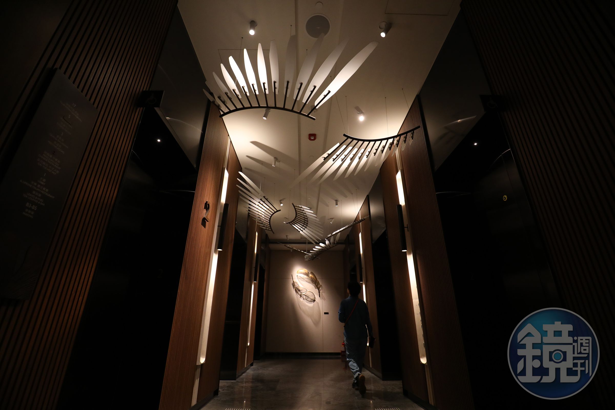 2樓梯廳的大型藝術作品《落羽》，以黃銅鏤空鍛敲技法，塑造出兩片輕盈而優雅的巨型羽毛。