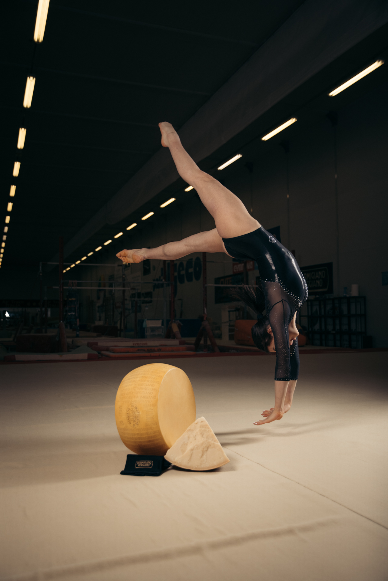 維拉曾任帕瑪森起司代言人,引發討論。(翻攝自PARMIGIANO REGGIANO;作者GABRIELE SEGHIZZI)