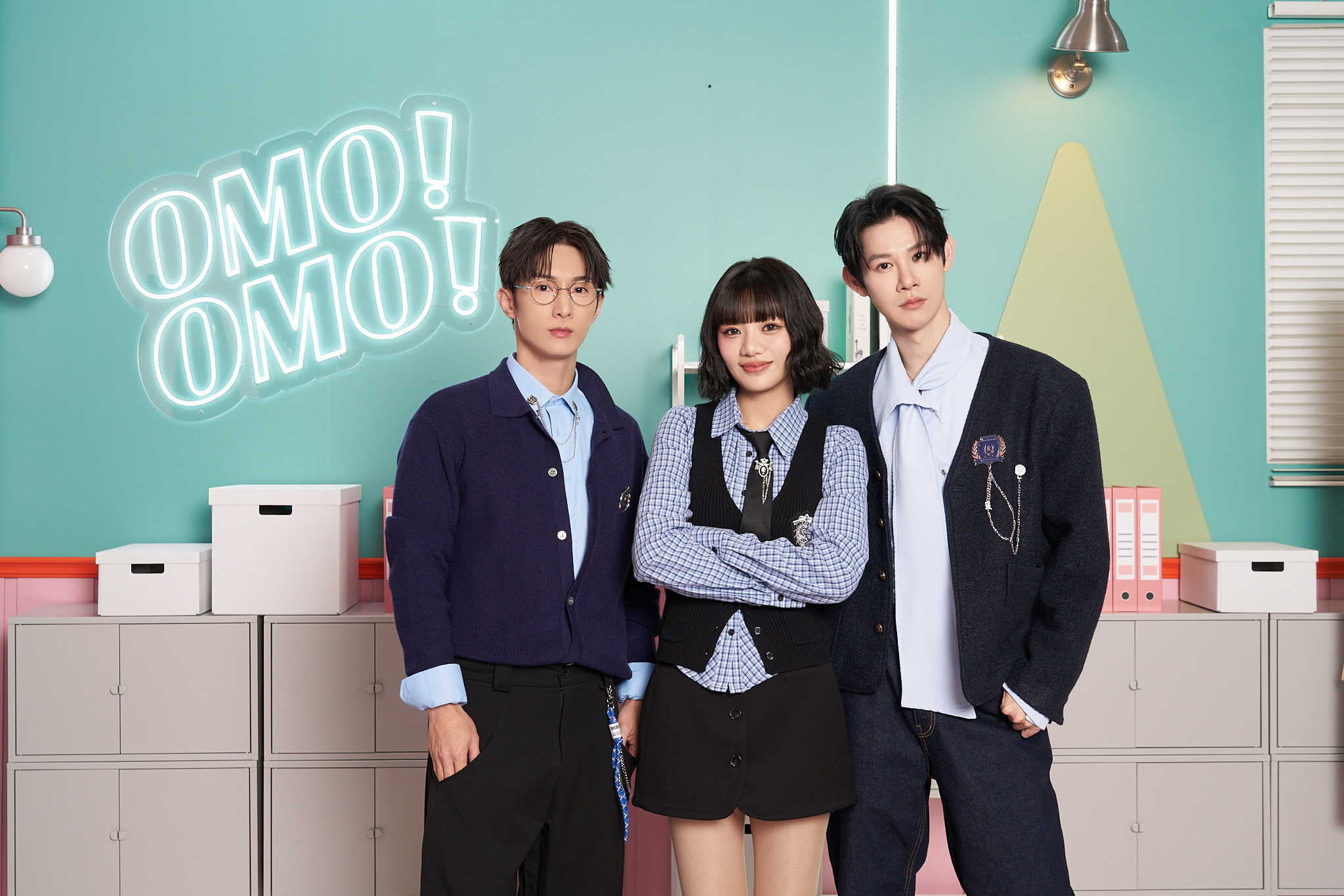 阿本（左起）、木木、夏和熙主持網路綜藝節目《OMO調查局》播出滿一個月。（快電商提供）