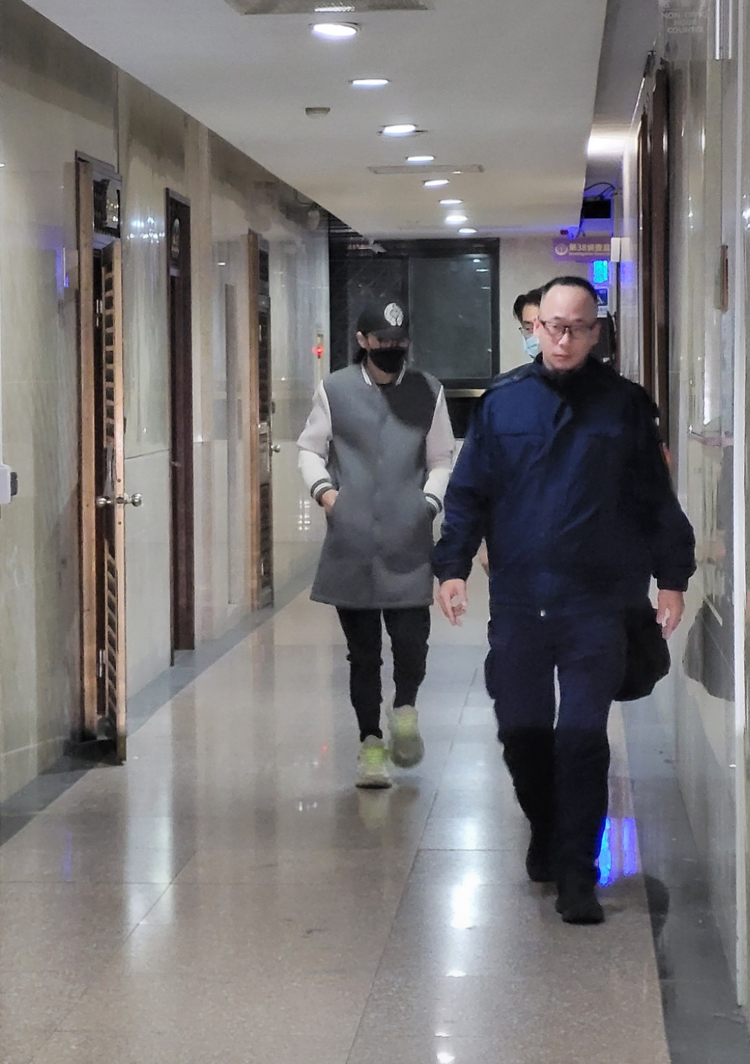 李威訊後以30萬元交保。