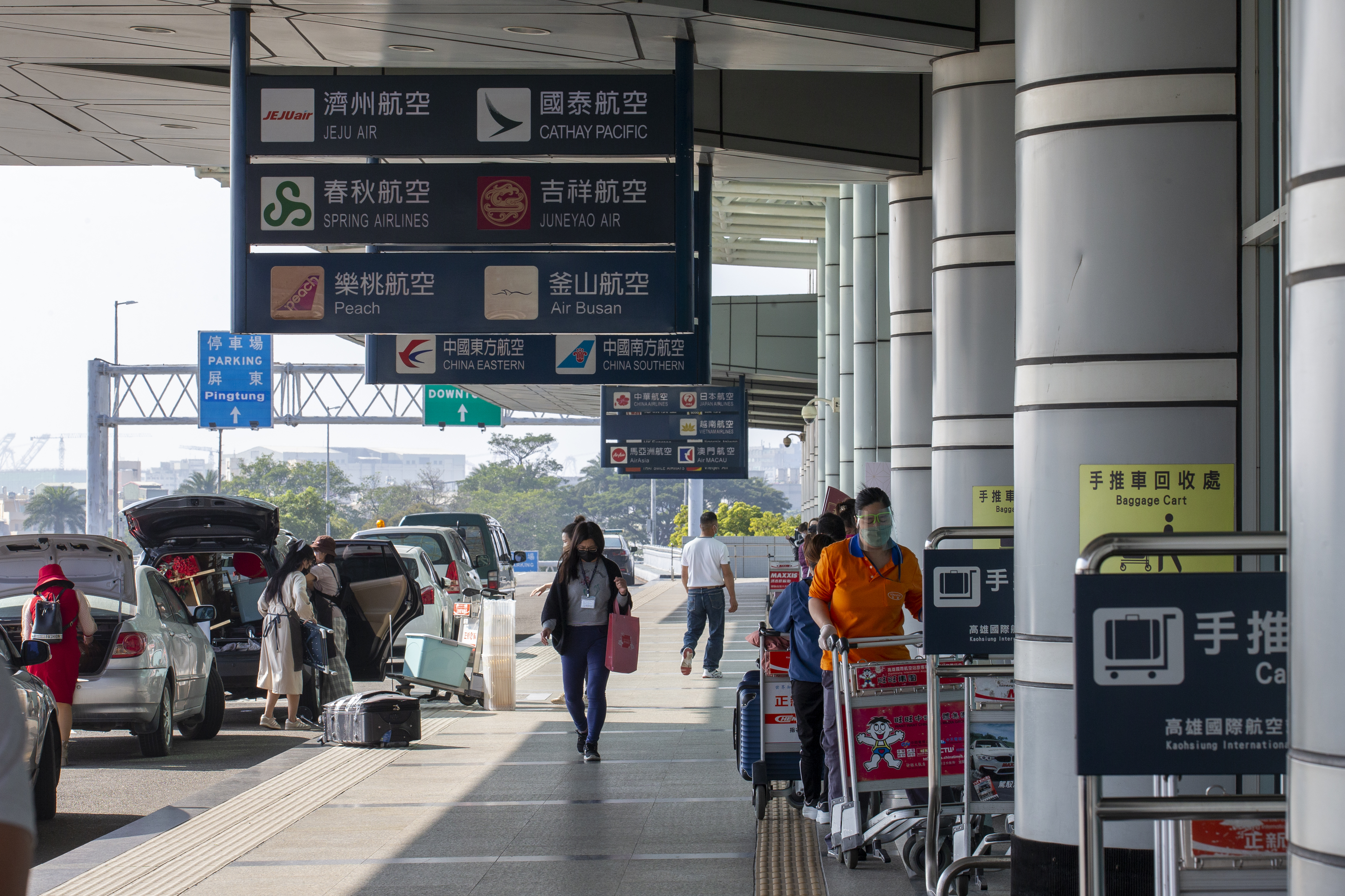 一名軍官於小港機場被查獲行李中有機槍彈及彈殼各一枚；小港機場示意圖。（本刊資料照）