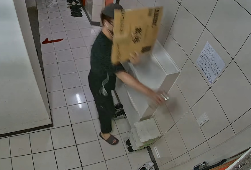 網友透露鄰居誤會他家製造噪音，竟跑來他家門口亂噴漆報復。（翻攝「爆料公社公開版」社團）